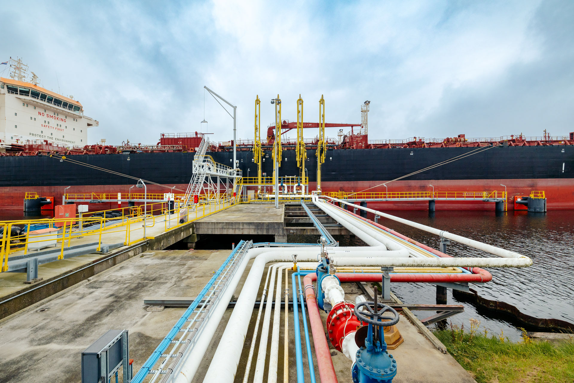 Tanker aangemeerd in haven van Amsterdam  - Industriële fotografie Jesse Kraal