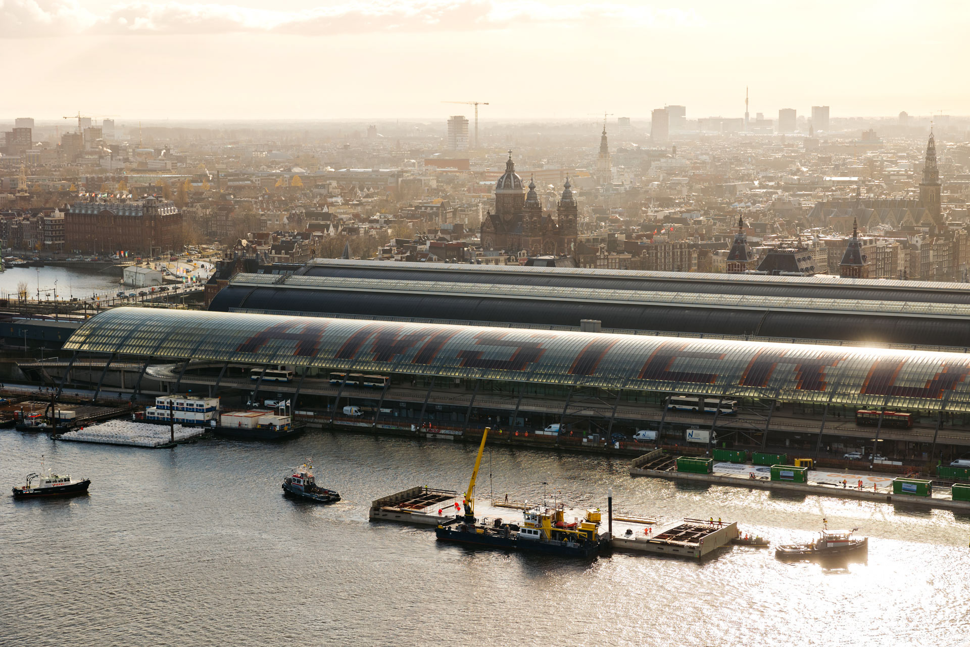 Bouw fietsenstalling Amsterdam Centraal Station en IJ