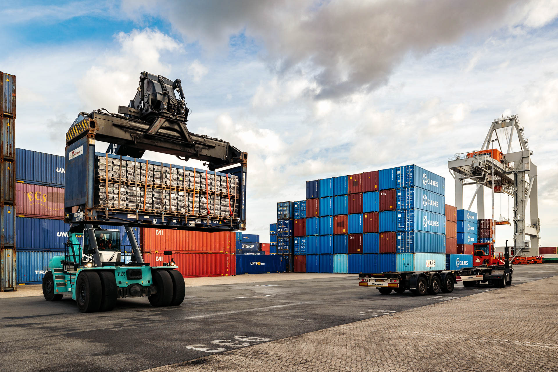 Industriele fotografie - vrachtwagen lost containers in haven