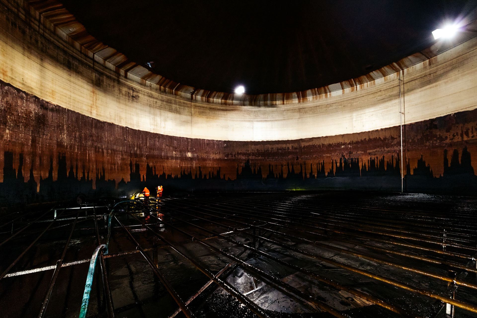 Binnenkant opslagtank haven Amsterdam  - Industriële fotografie Jesse Kraal