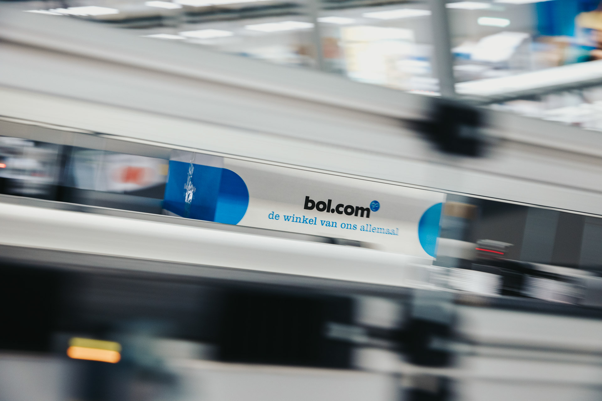 Pakketje van Bol.com op lopende band
