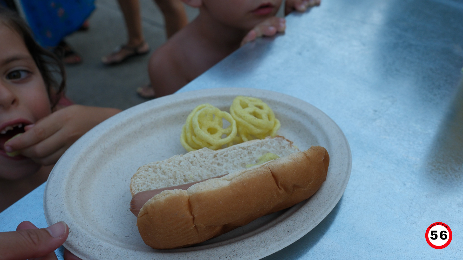Cena de perritos gratis para todos los niños