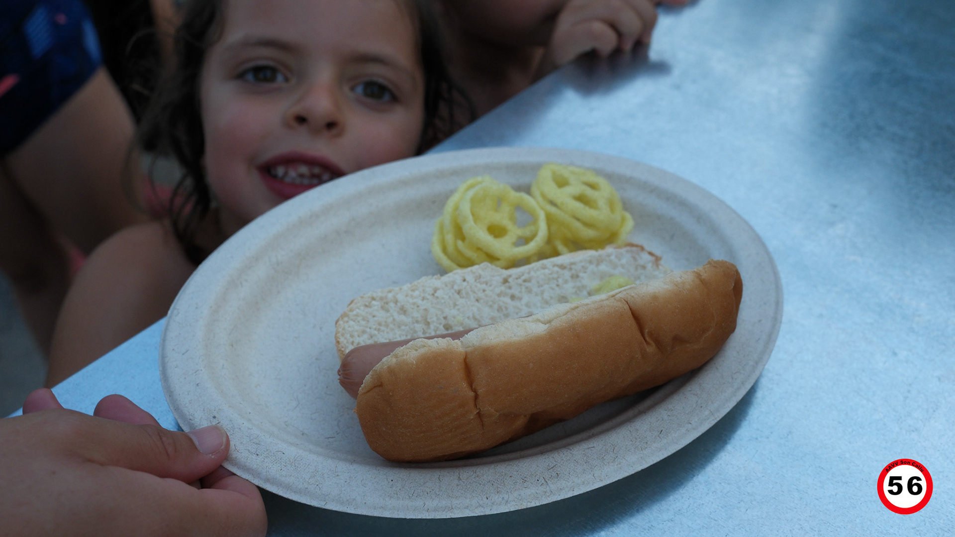 Cena de perritos gratis para todos los niños