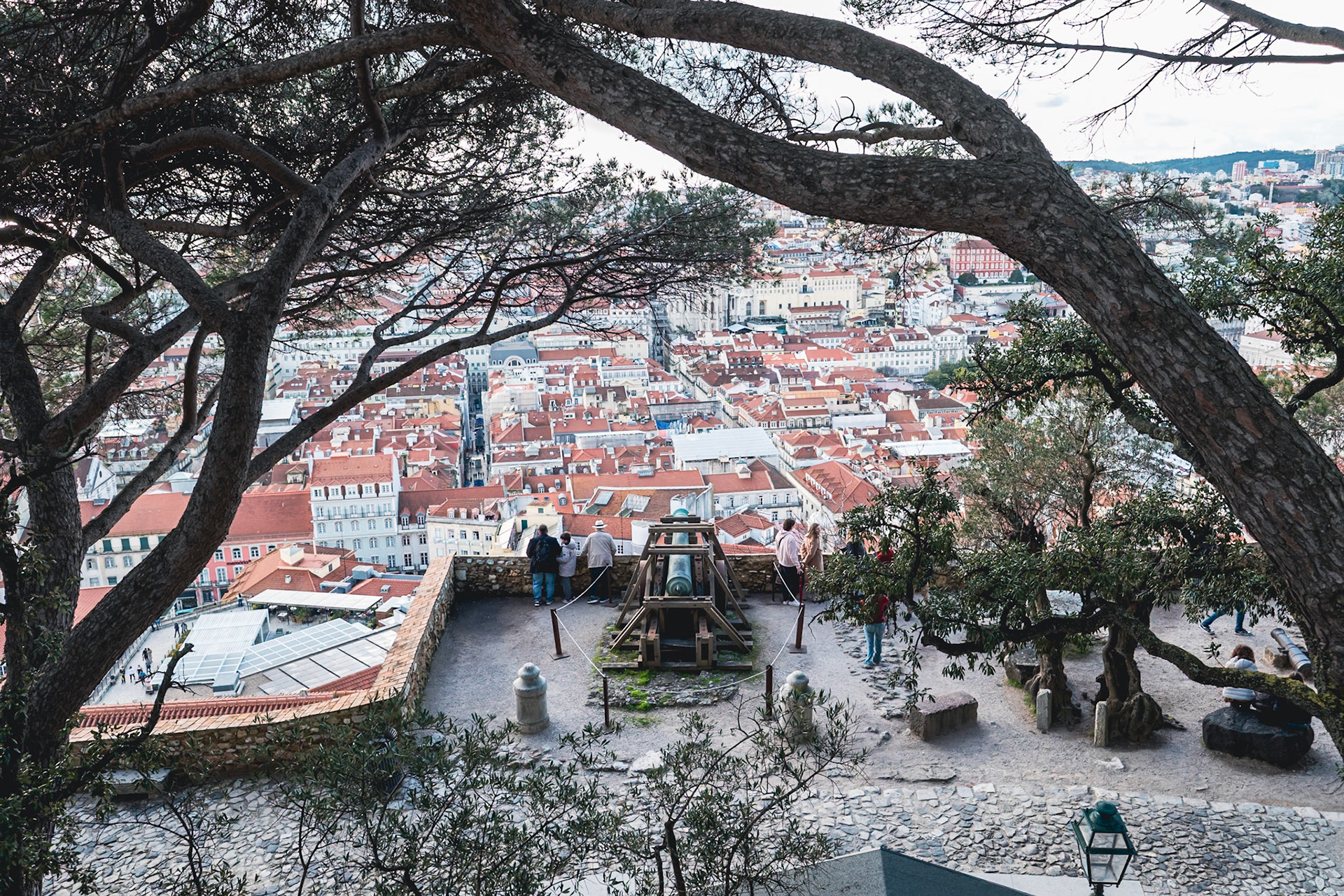 Les remparts offrent une vue panoramique sur les rues et bâtiments en contrebas
