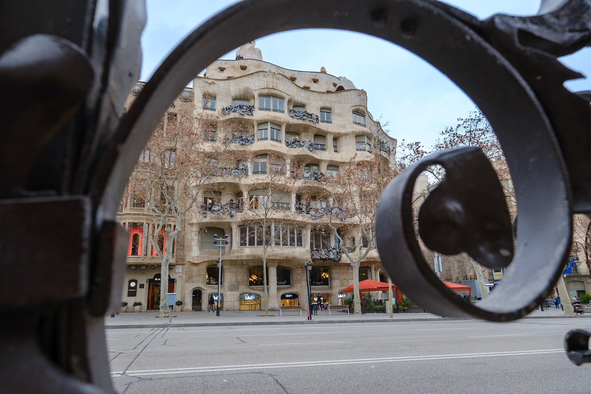 La Casa Milà surnommée ironiquement « La Pedrera » (en catalan et en espagnol, « la carrière de pierre »), est un édifice de Barcelone, érigé entre 1906 et 1910