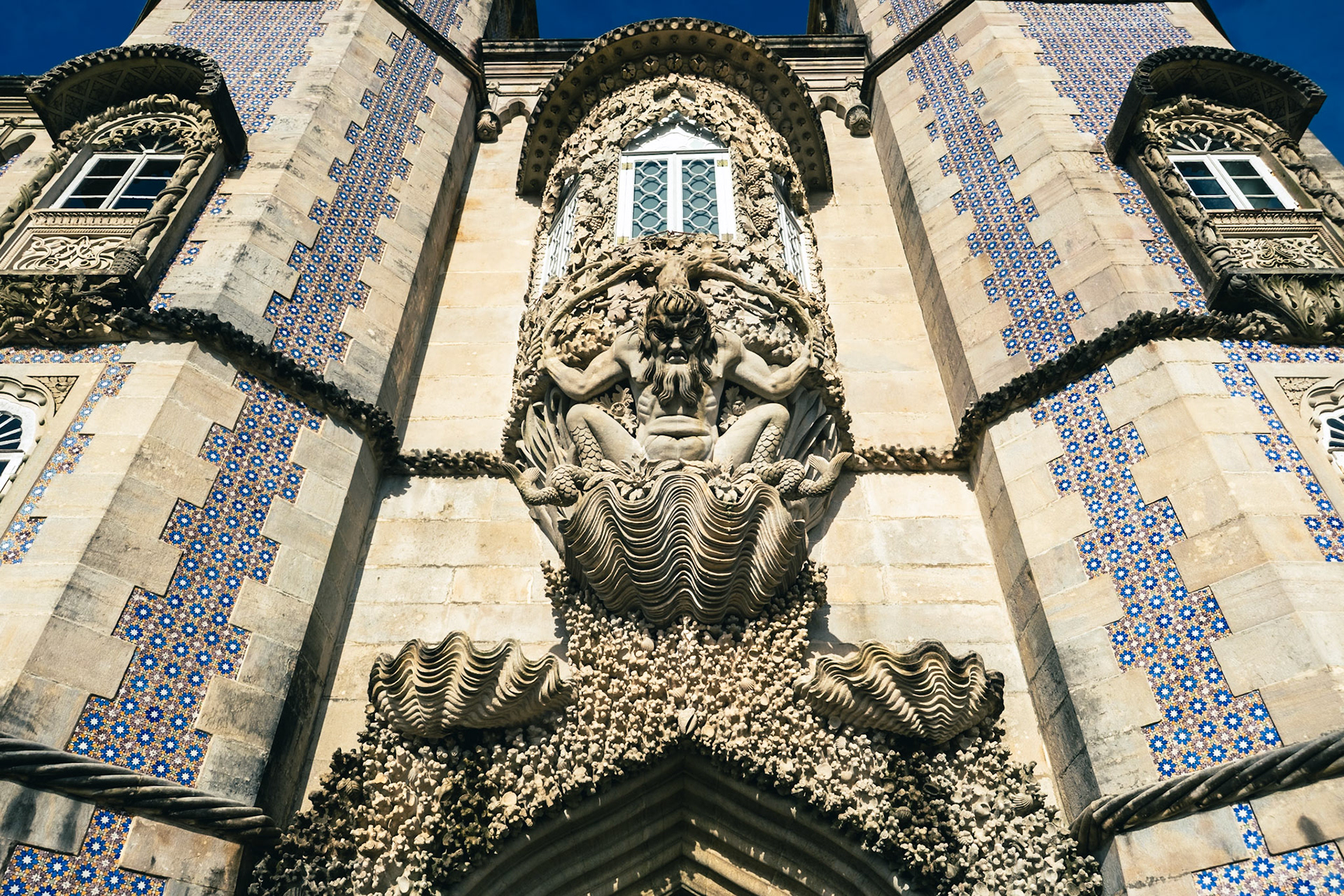 Arc de triton, décoré de détails néo-manuélins et de néoromantisme.