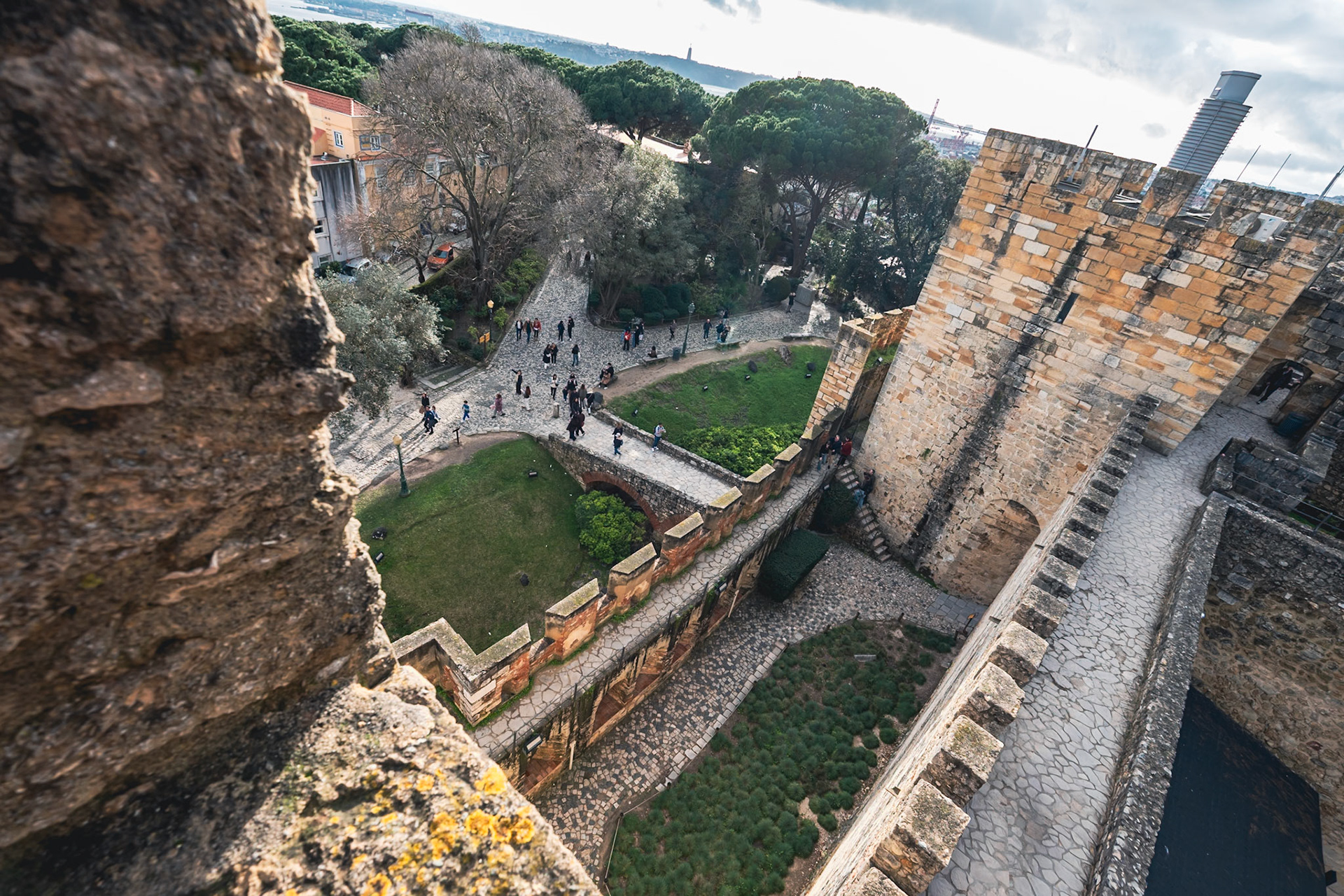 Castelo de São Jorge : Chemin de ronde