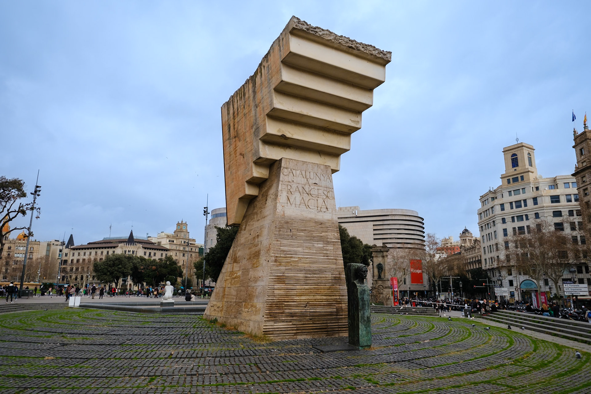 Cette sculpture place de Catalogne représente deux escaliers encastrés mais inversés qui symbolisent la vision de la Catalogne vers le progrès.