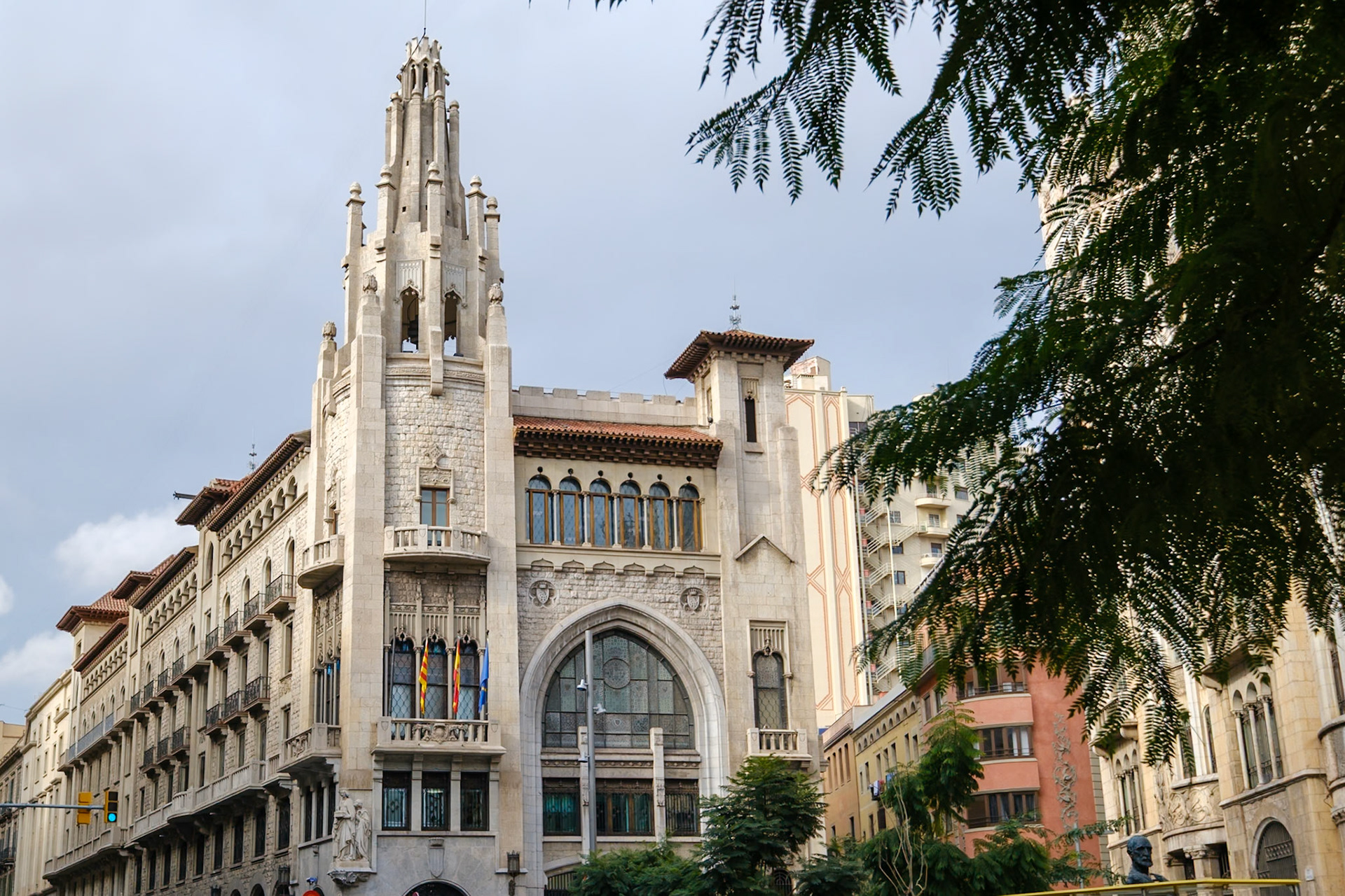 La Caixa est le nom commercial de la Caisse d'épargne et de retraite de Barcelone.