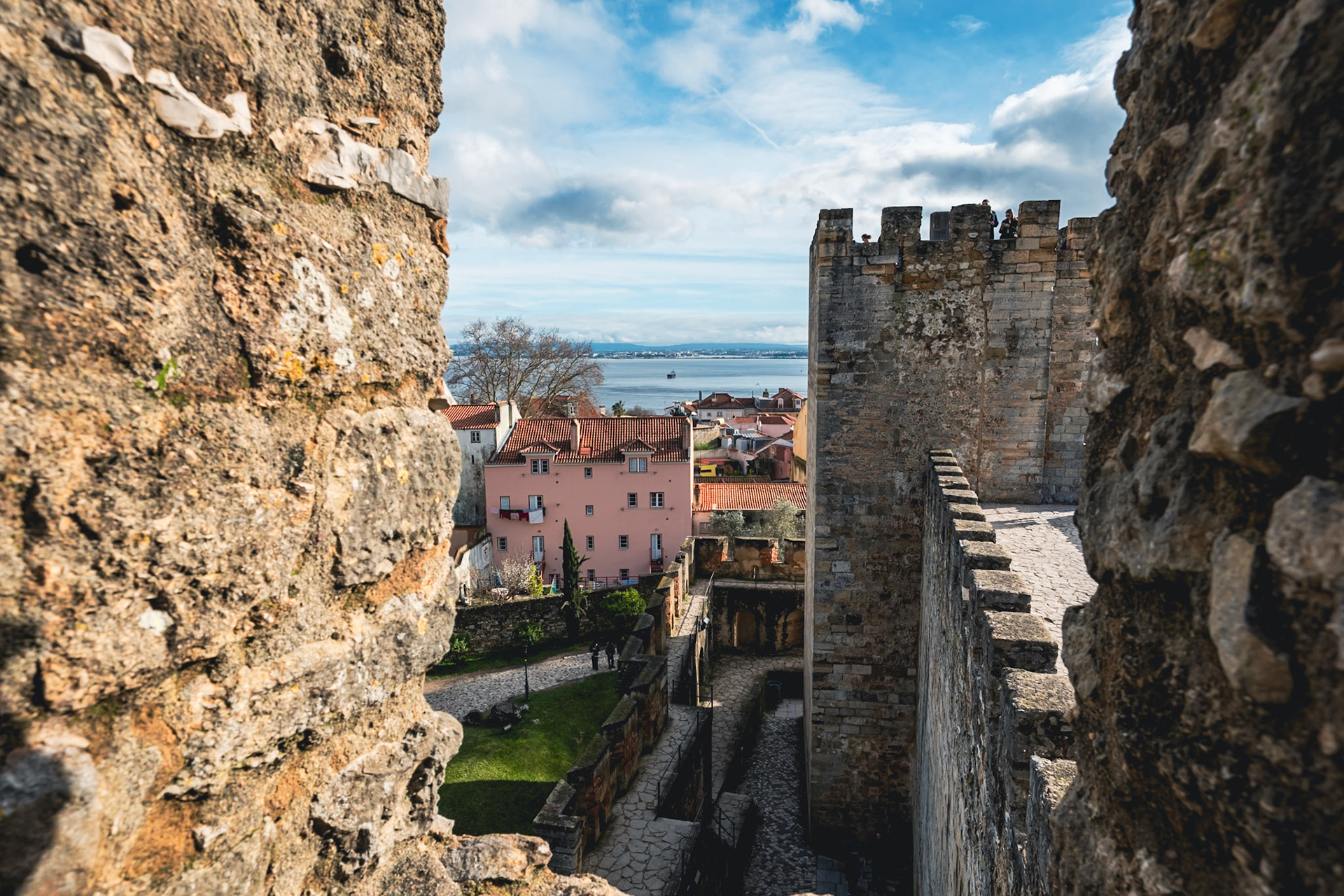 Castelo de São Jorge : Chemin de ronde