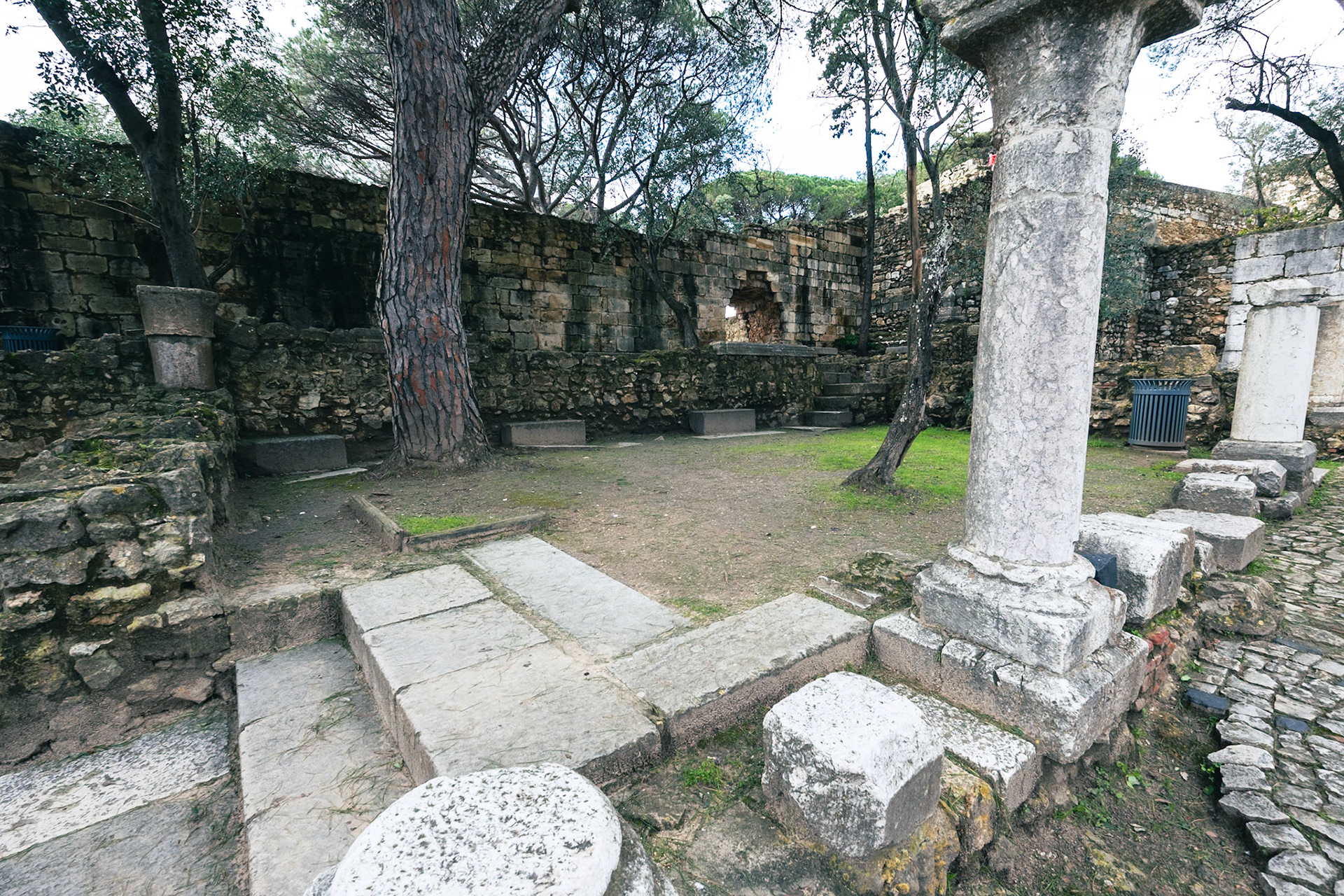 Les jardins et remparts du château Saint Georges