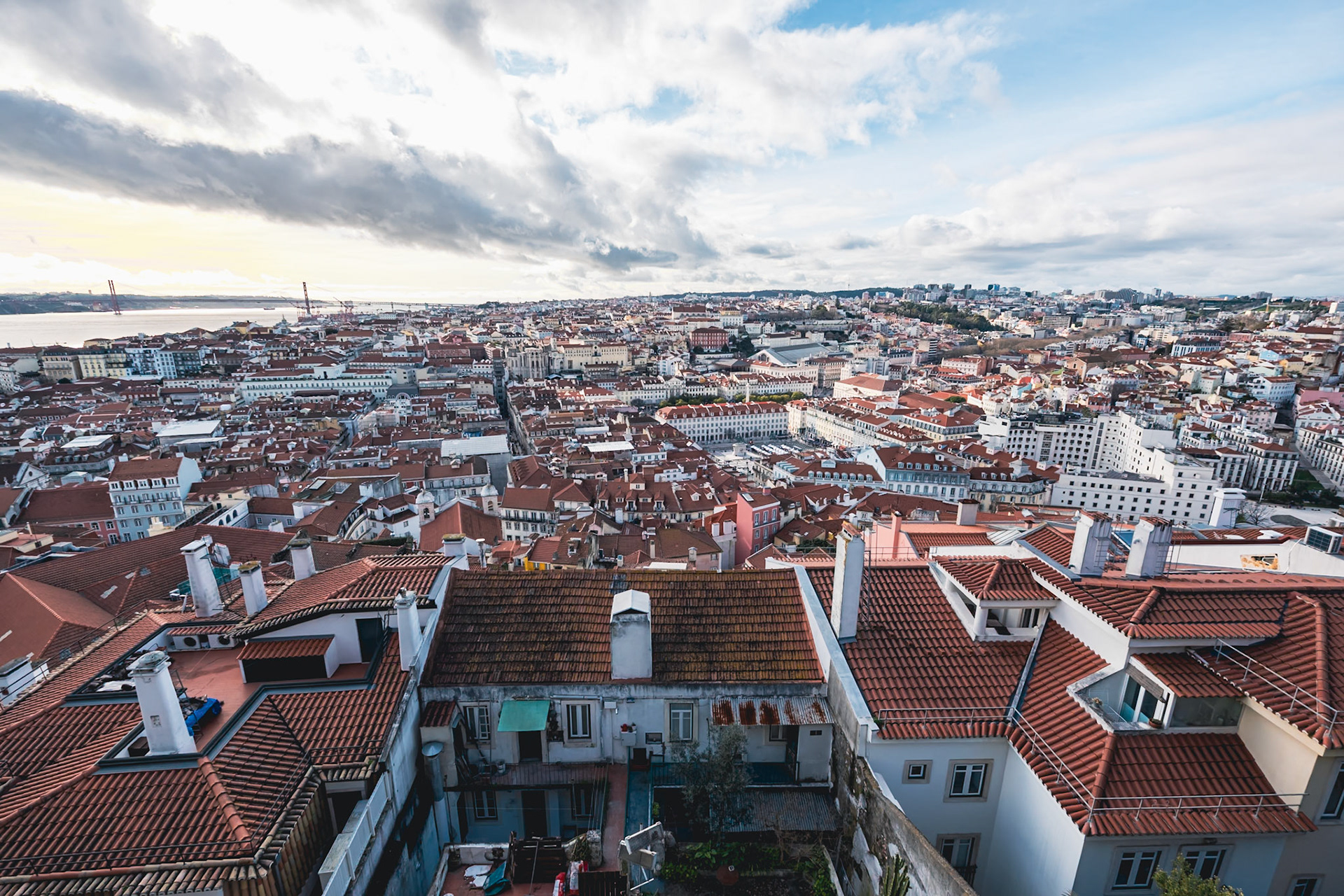 Les remparts offrent une vue panoramique sur les rues et bâtiments en contrebas