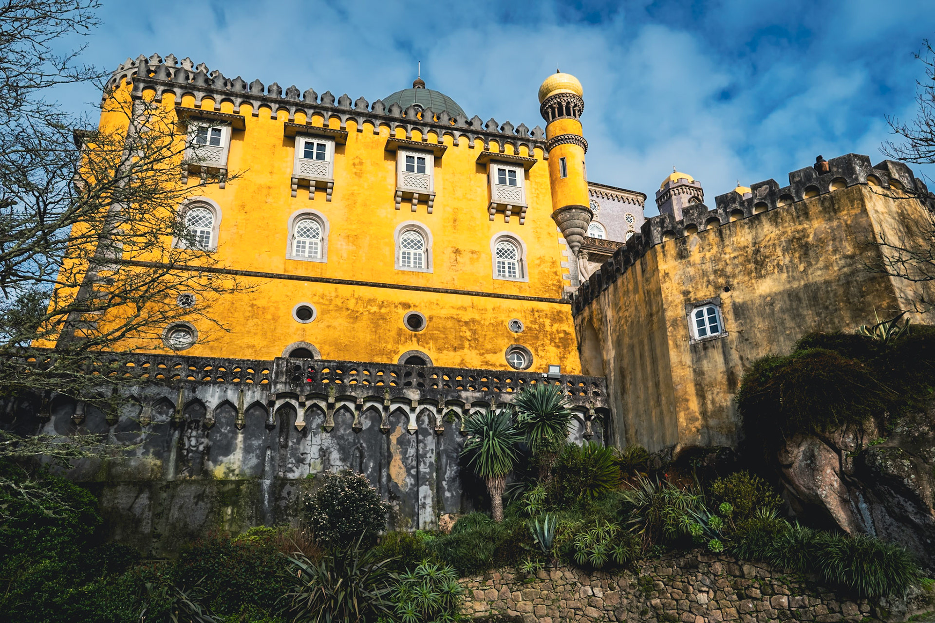 Le palais national de Pena est un édifice historique portugais situé sur l’une des cimes des monts de Sintra
