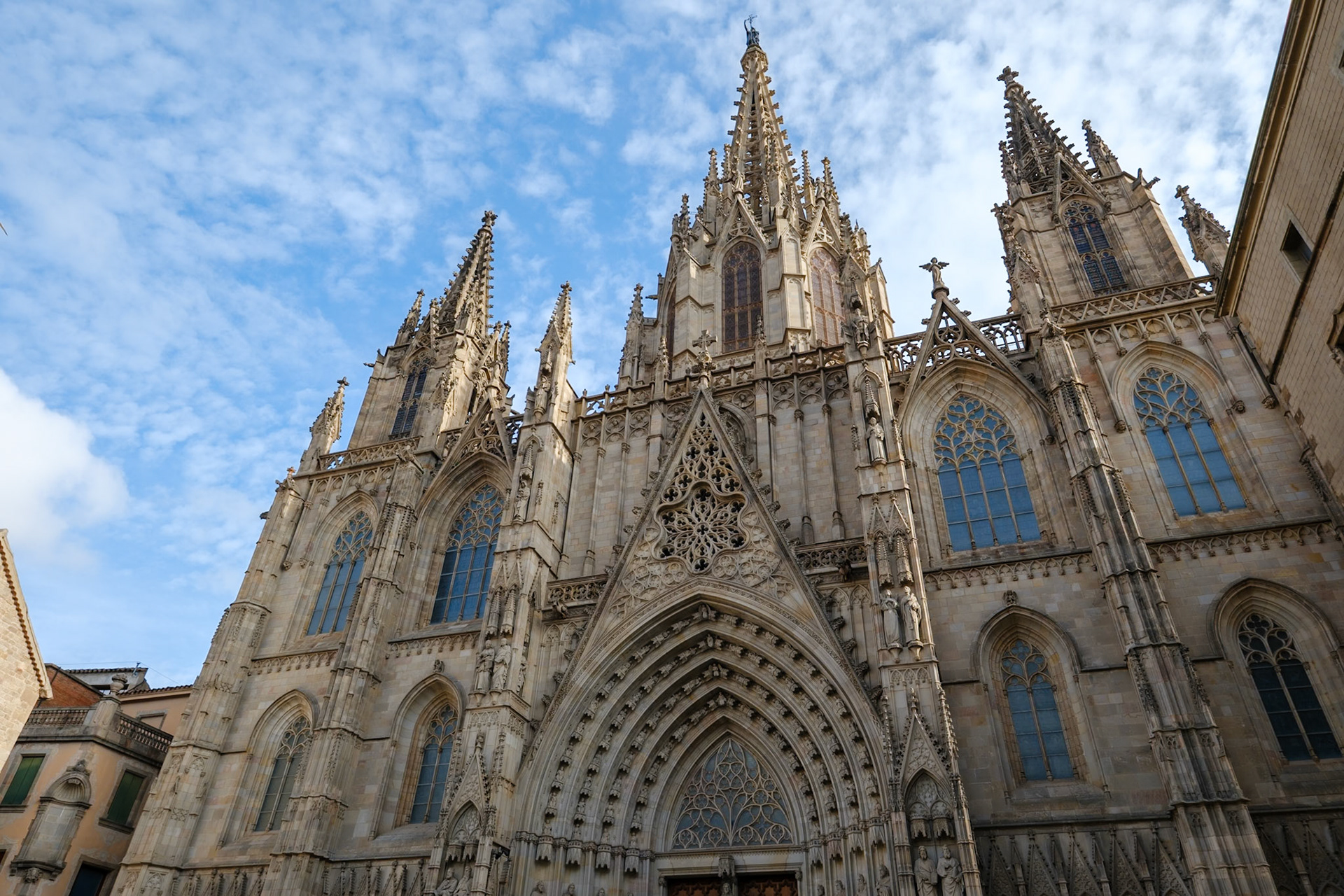La façade de La Cathédrale Sainte-Croix de Barcelone atteint une hauteur de 70 mètres