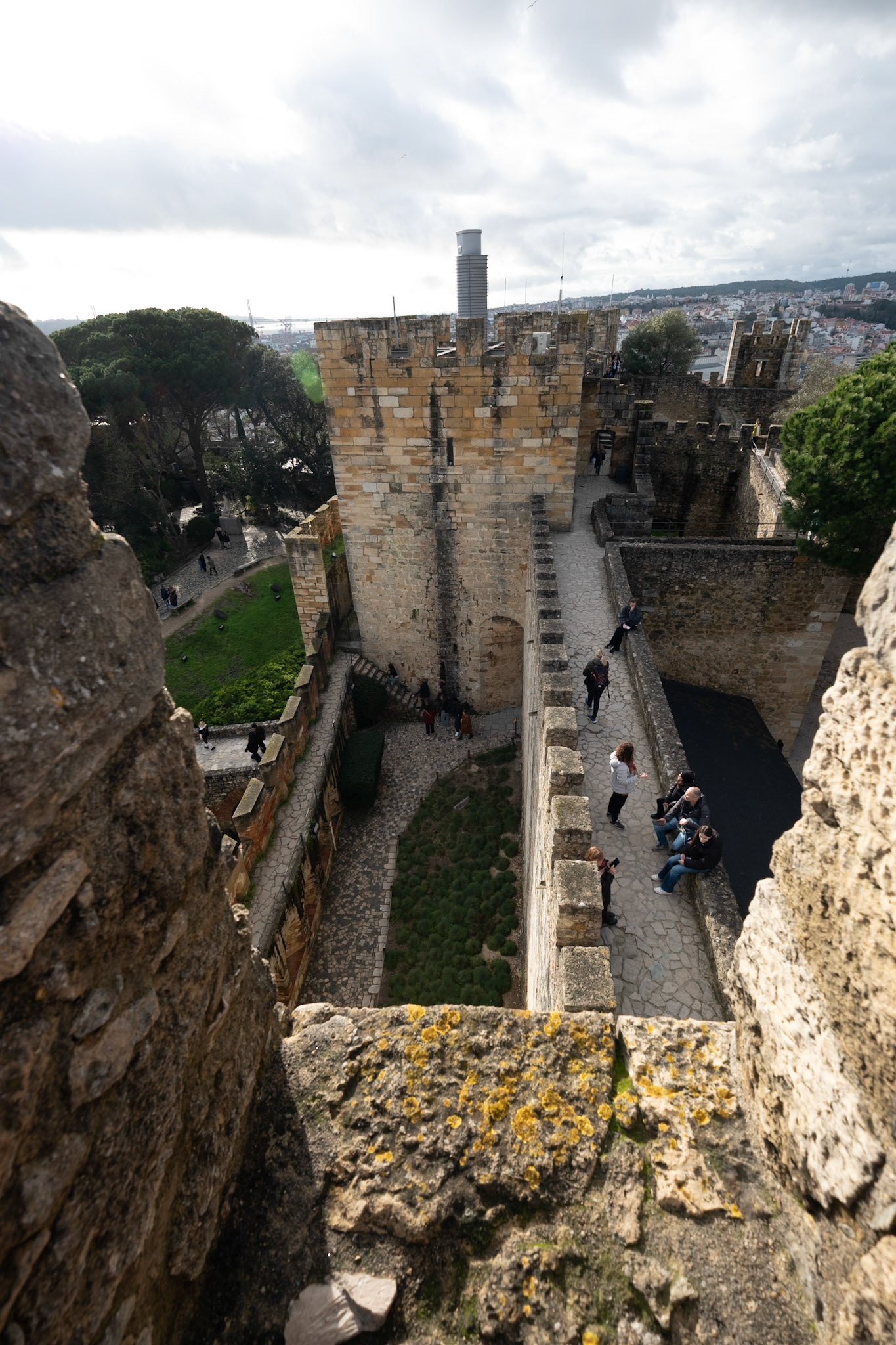 Castelo de São Jorge : Chemin de ronde