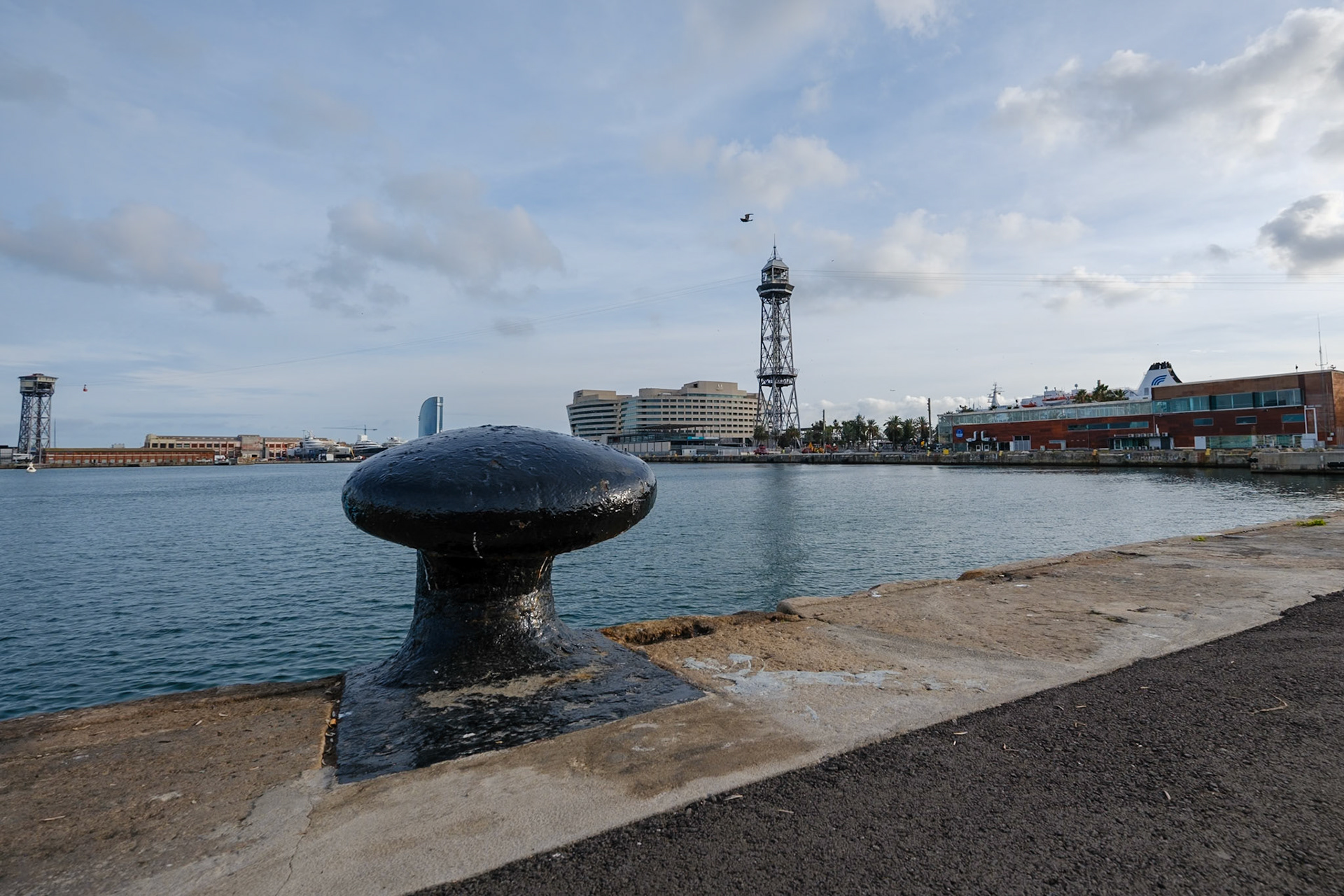 Vue sur le téléphérique du Port qui traverse l'horizon de la ville jusqu'à Montjuïc.