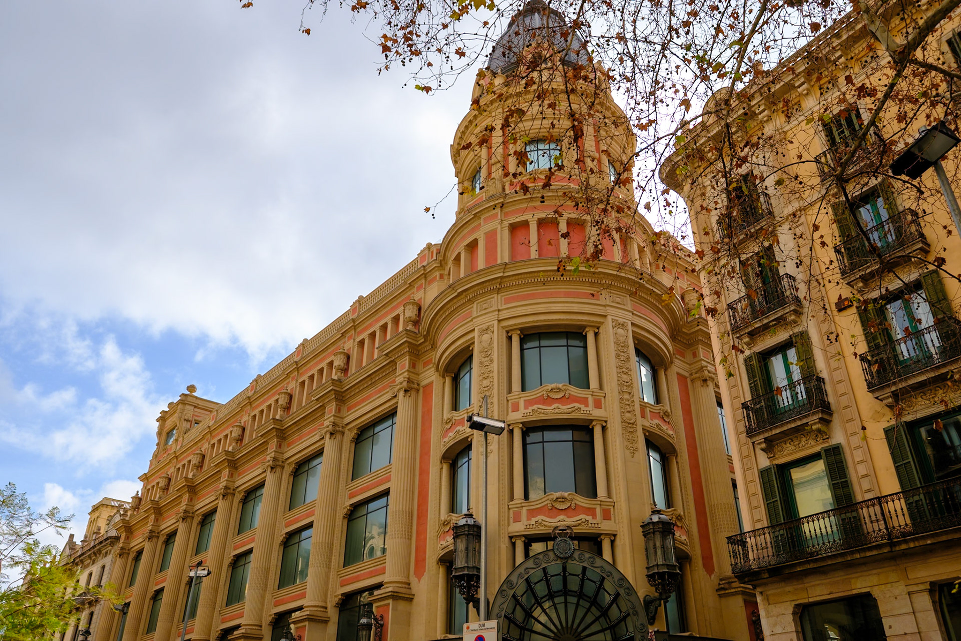 La Casa Jorba est un bâtiment bâti pour héberger une succursale des Magasins Jorba.