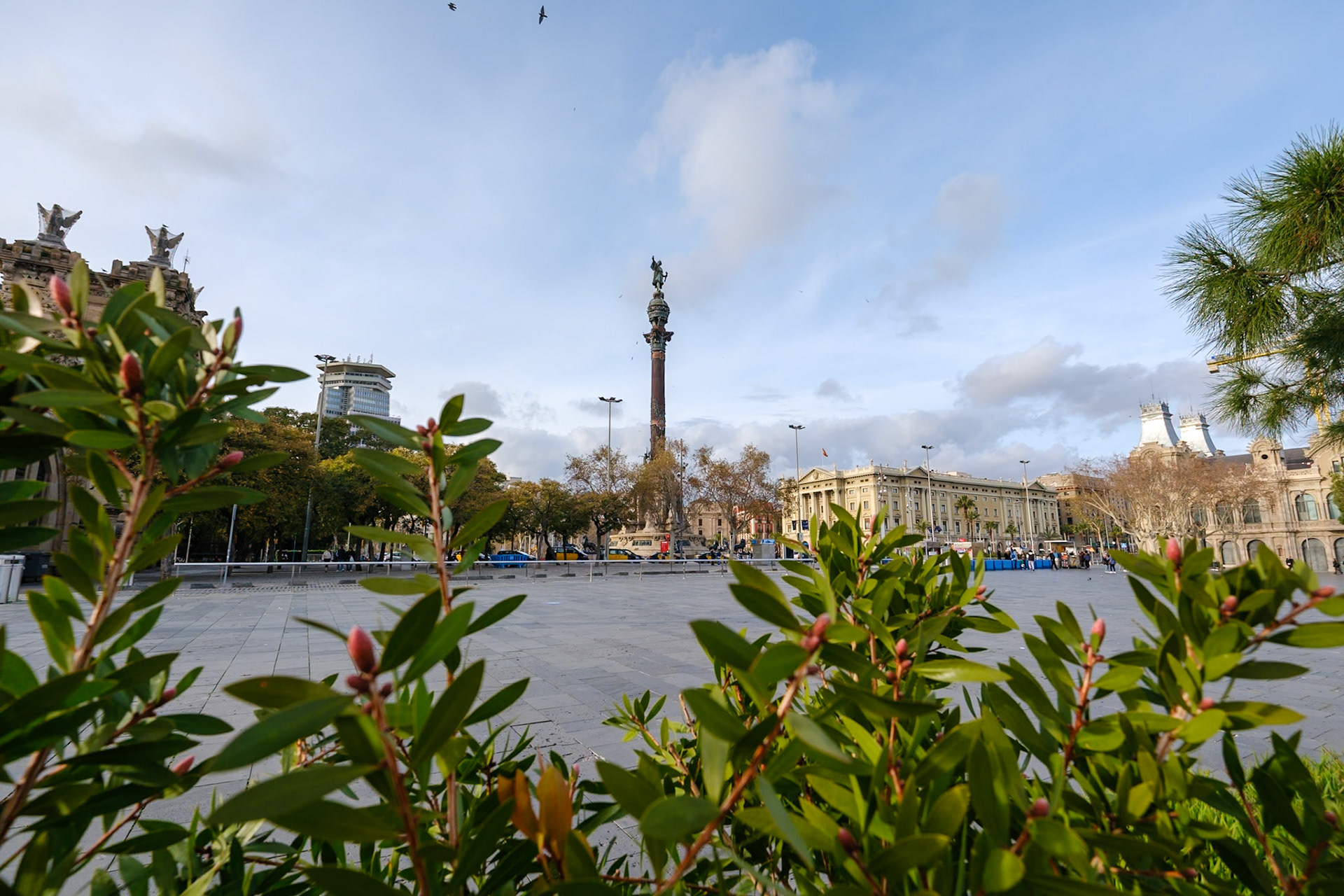 Vue sur le monument en l'honneur de Christophe Colomb