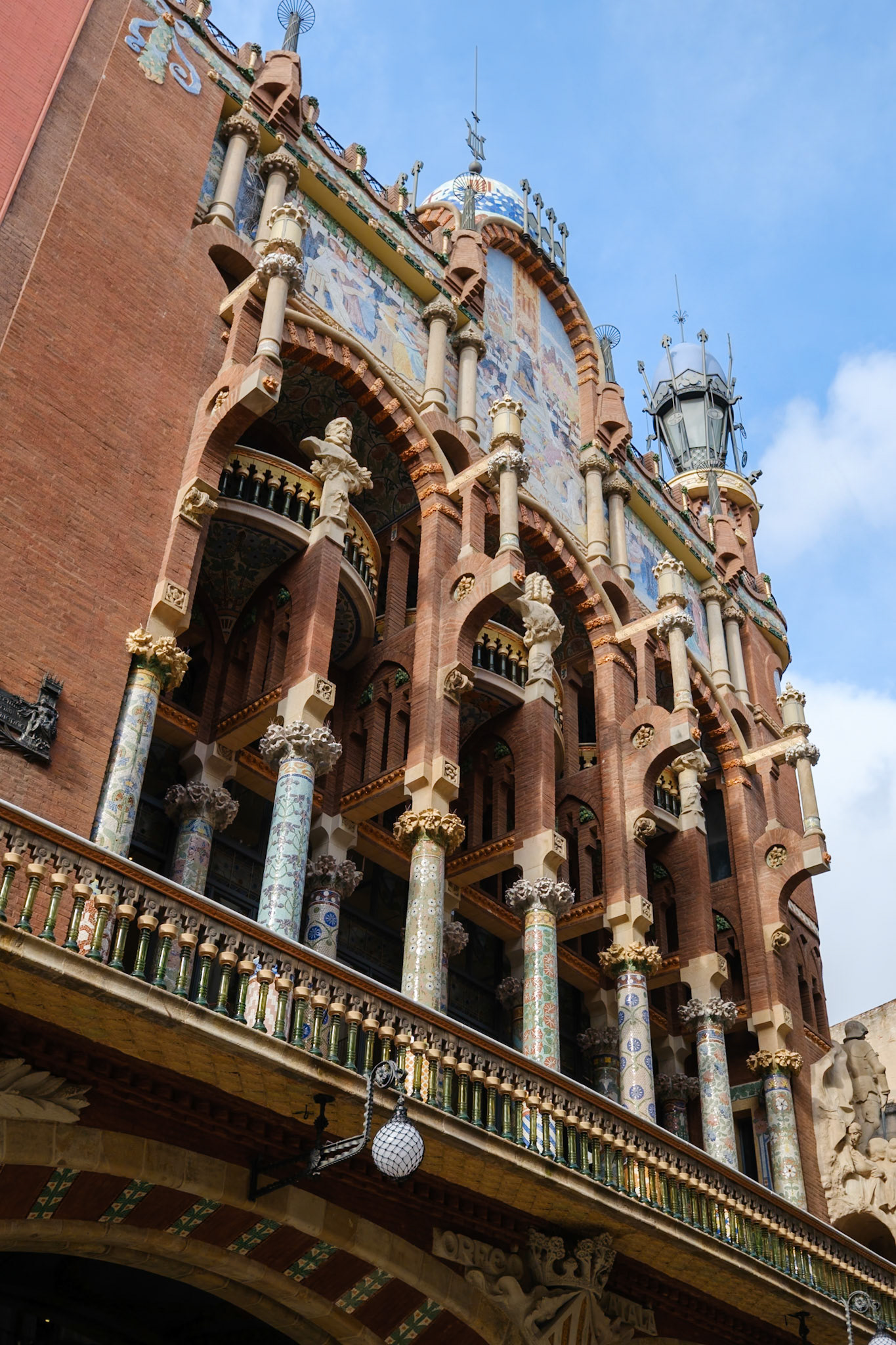La façade du Palais de la musique Catalane
