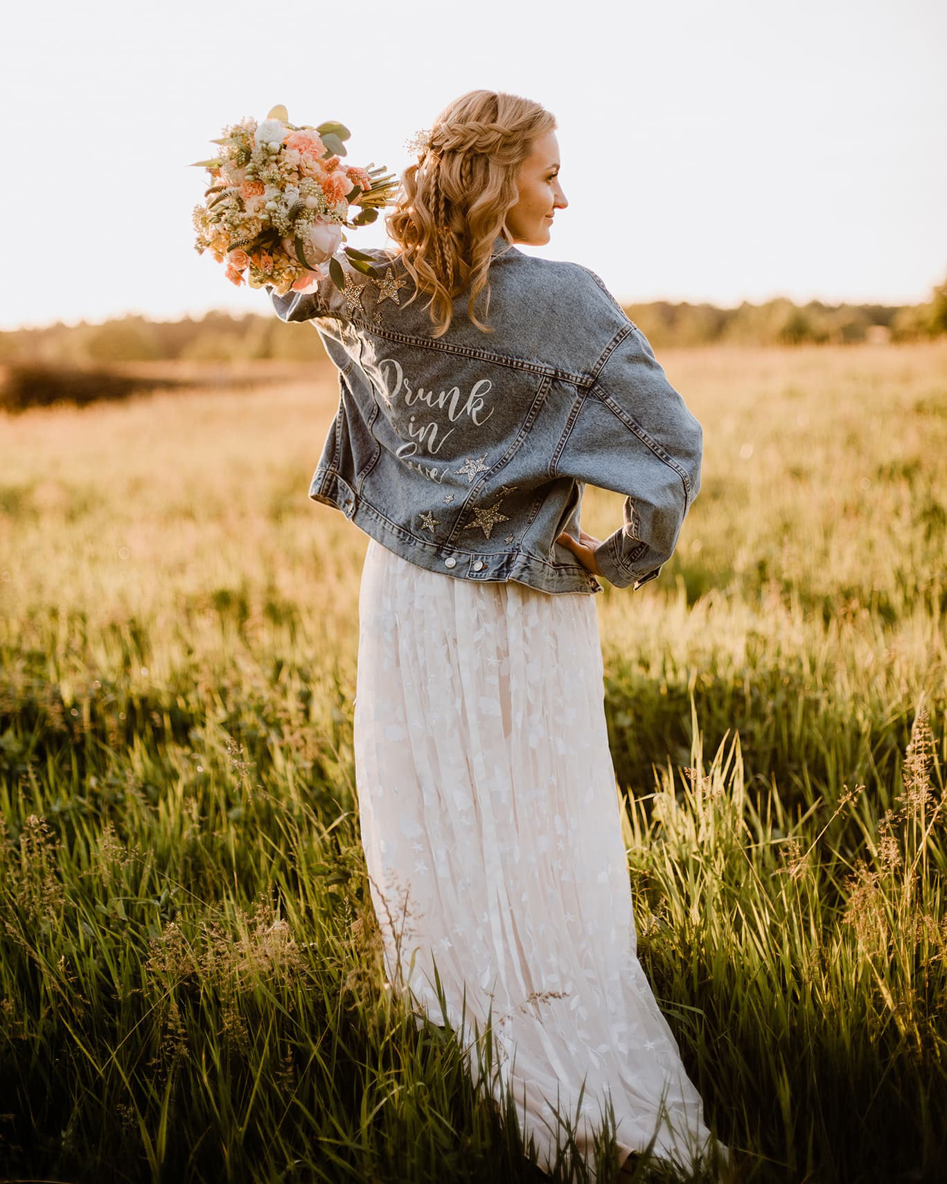 Boho portret panny młodej w plenerze