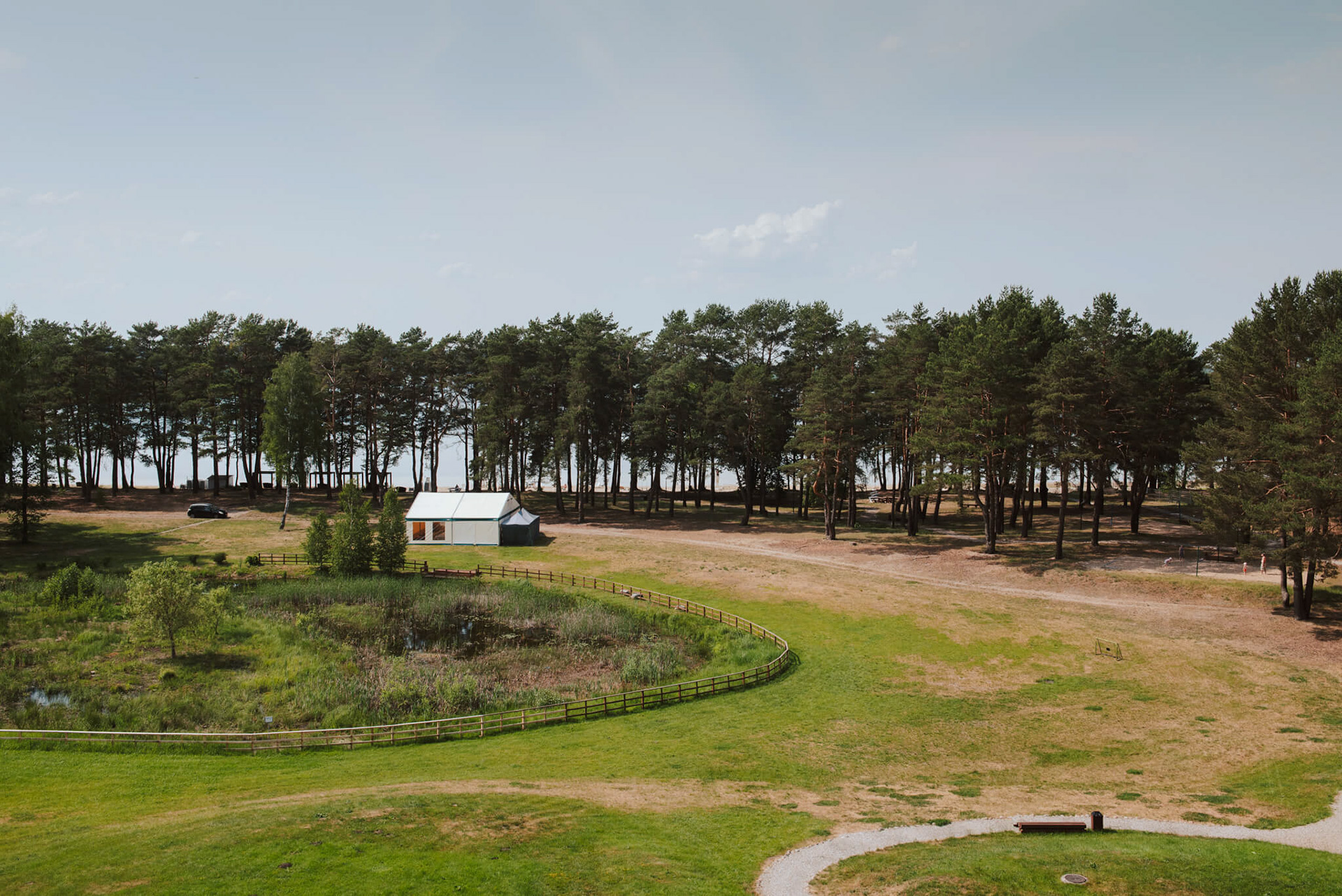 Cywilny ślub plenerowy nad jeziorem w Natura Mazur w Warchałach