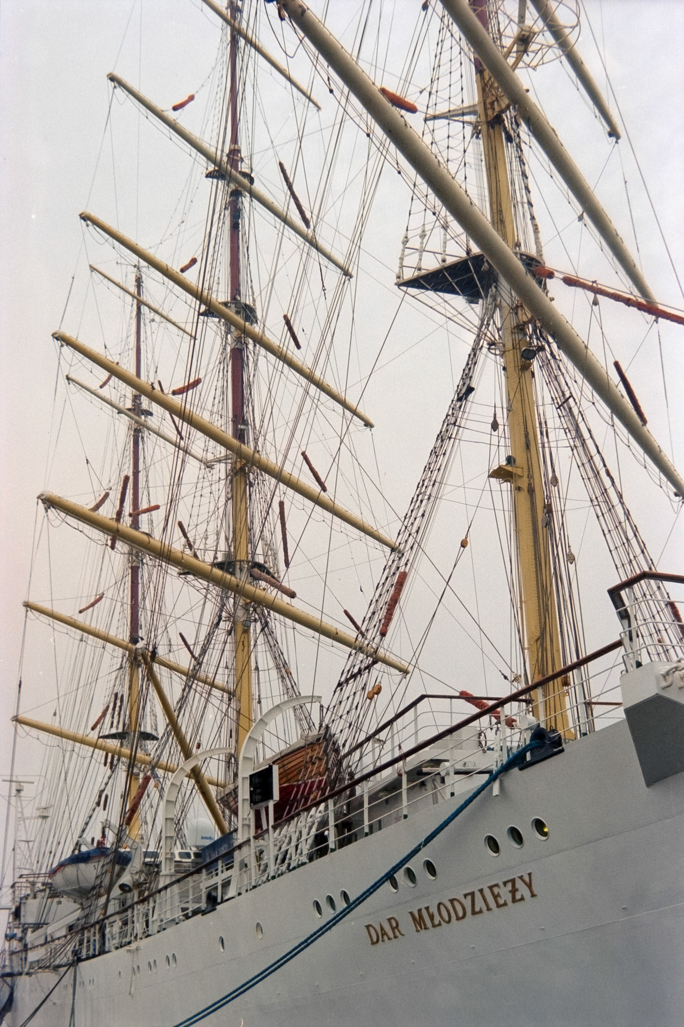 Nikon F5 | Nikkor AF-I 50mm F1.4 | Kodak Vision3 250D 250Lab developed in