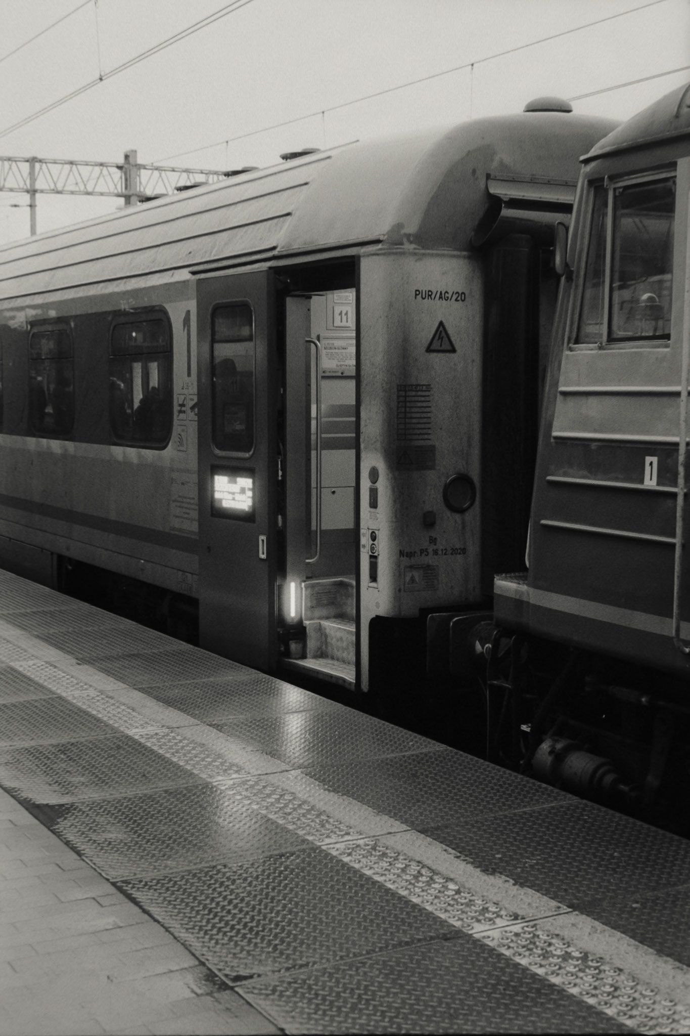 Nikon F5 | Nikkor AF-I 50mm F1.4 | Kodak 400TX 400 @ 800, +1 devLab developed in