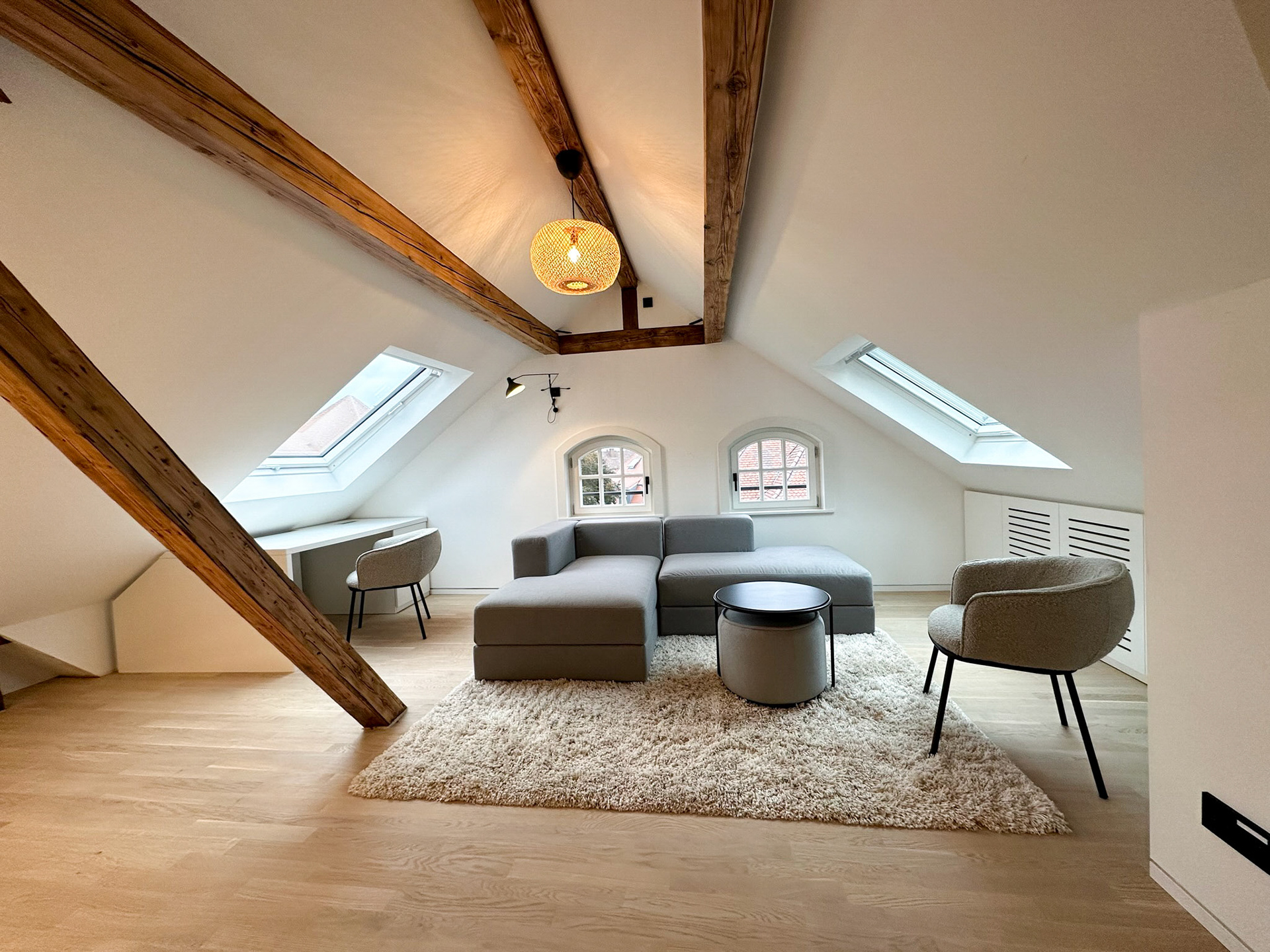 Wohnraum mit Schreibtisch