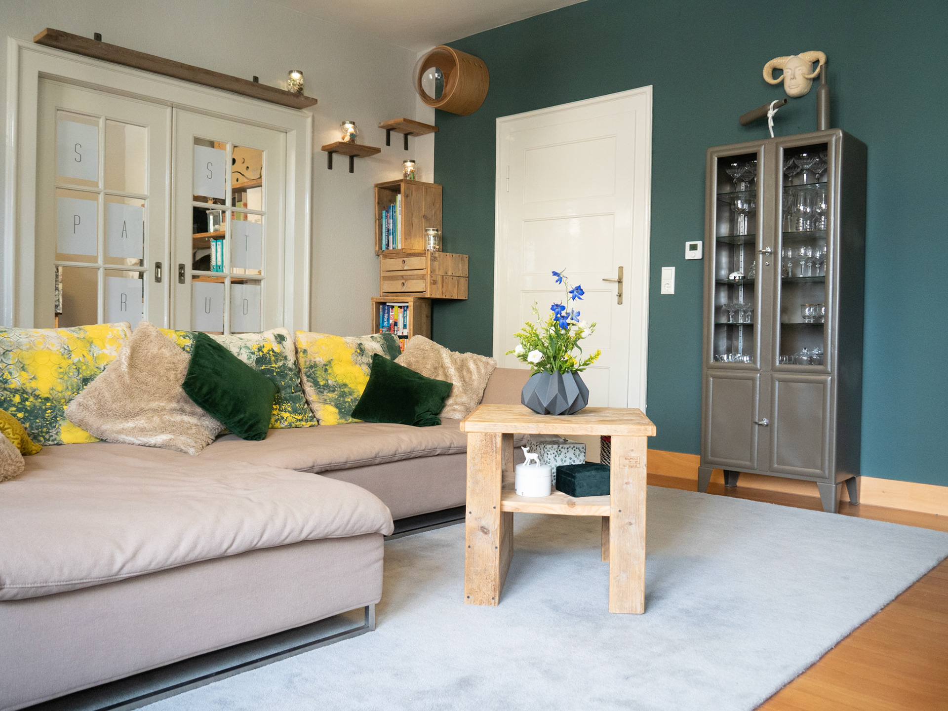 Home Is A Feeling *I* - living & cat corner