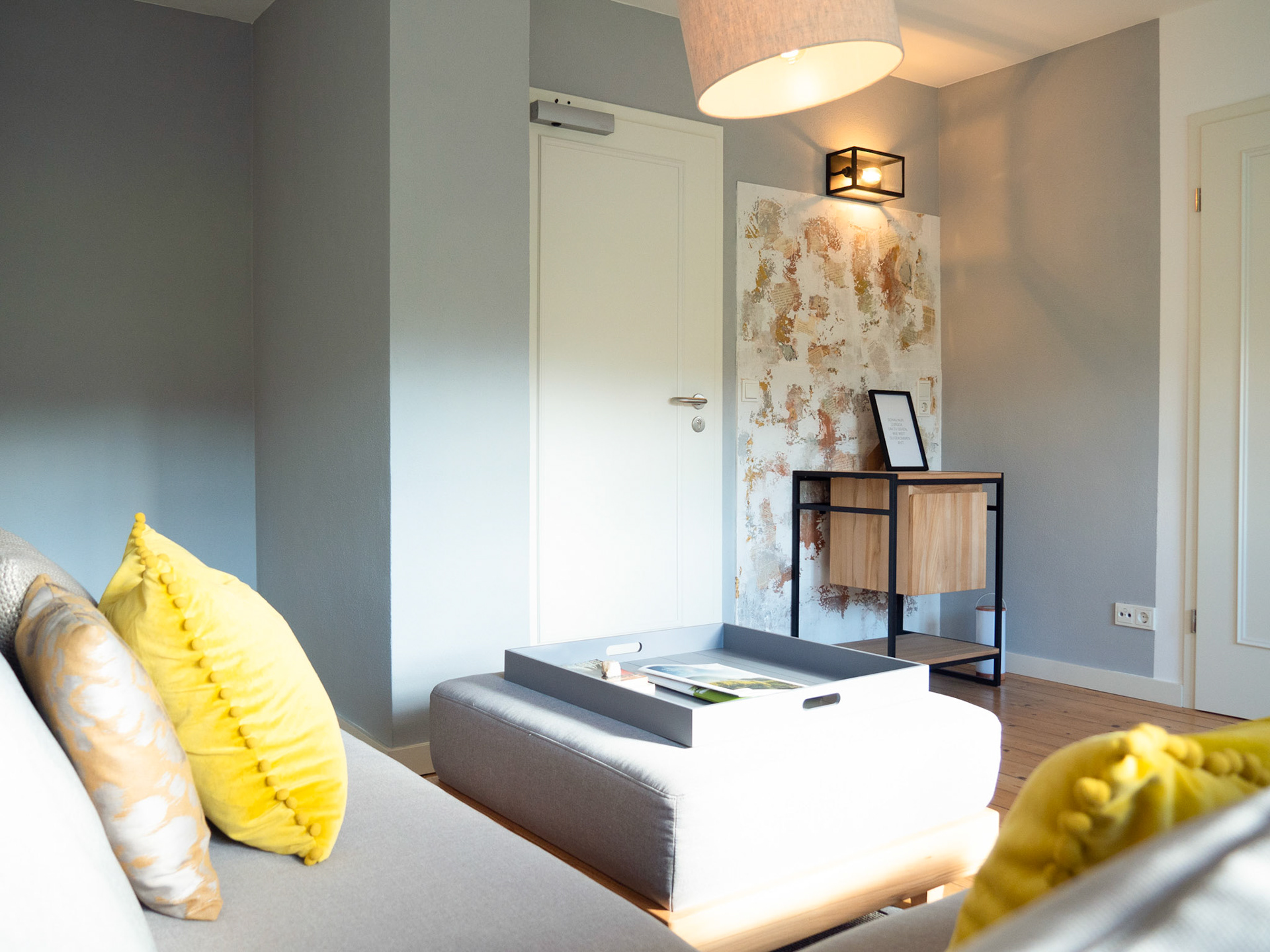 Denk'mal Bahnhof - B&B with bespoke mural *reflection wall*