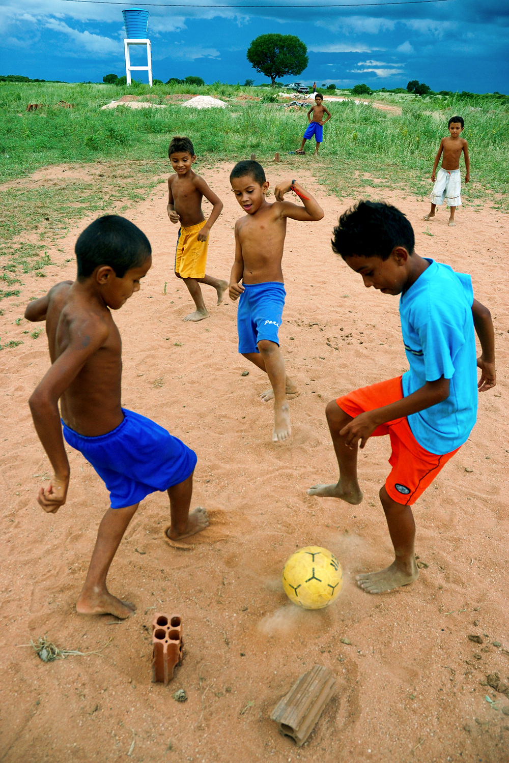 Atrás da bola, 2006. Vencedora do 32º Concurso Cidade de Santa Maria/RS, 2010