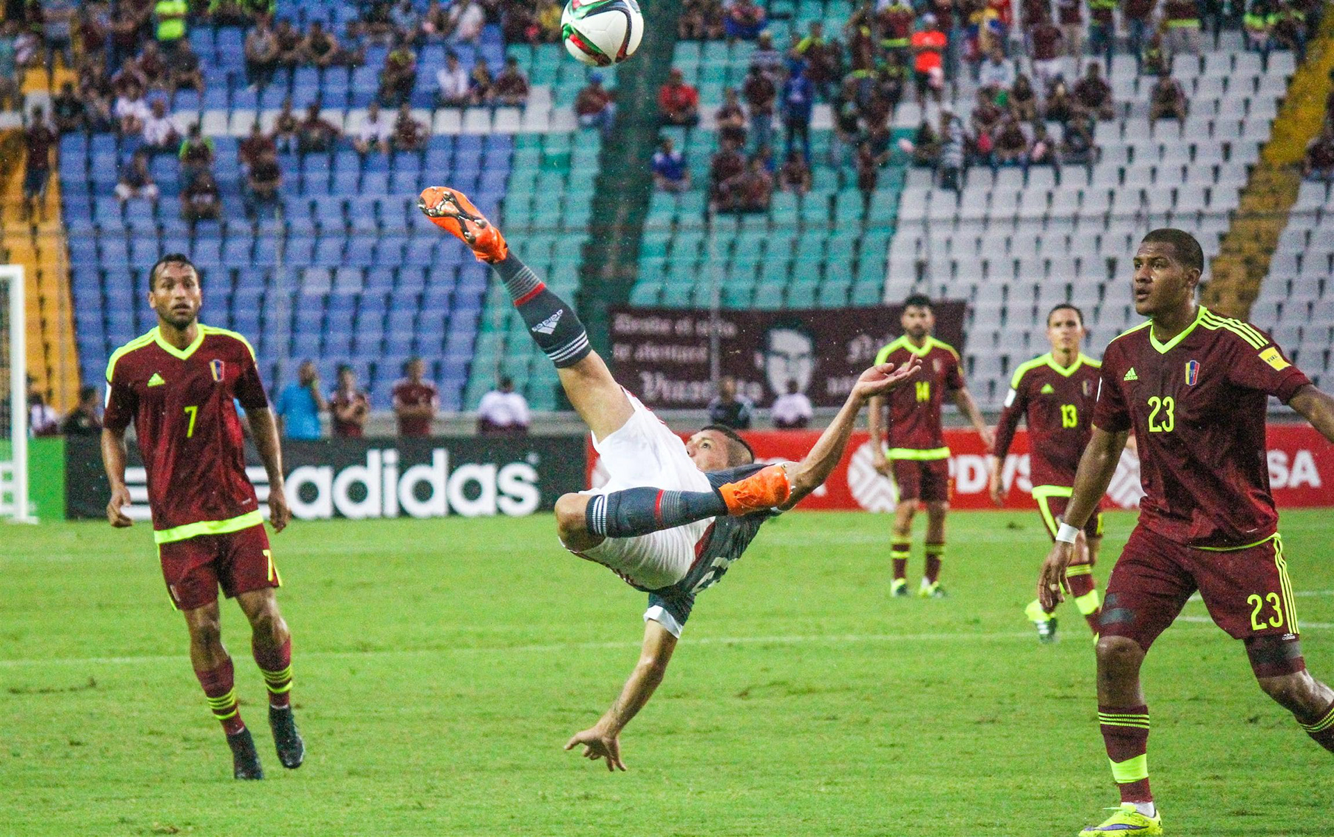 Un defensor paraguayo intenta despejar una pelota. Venezuela vs Paraguay