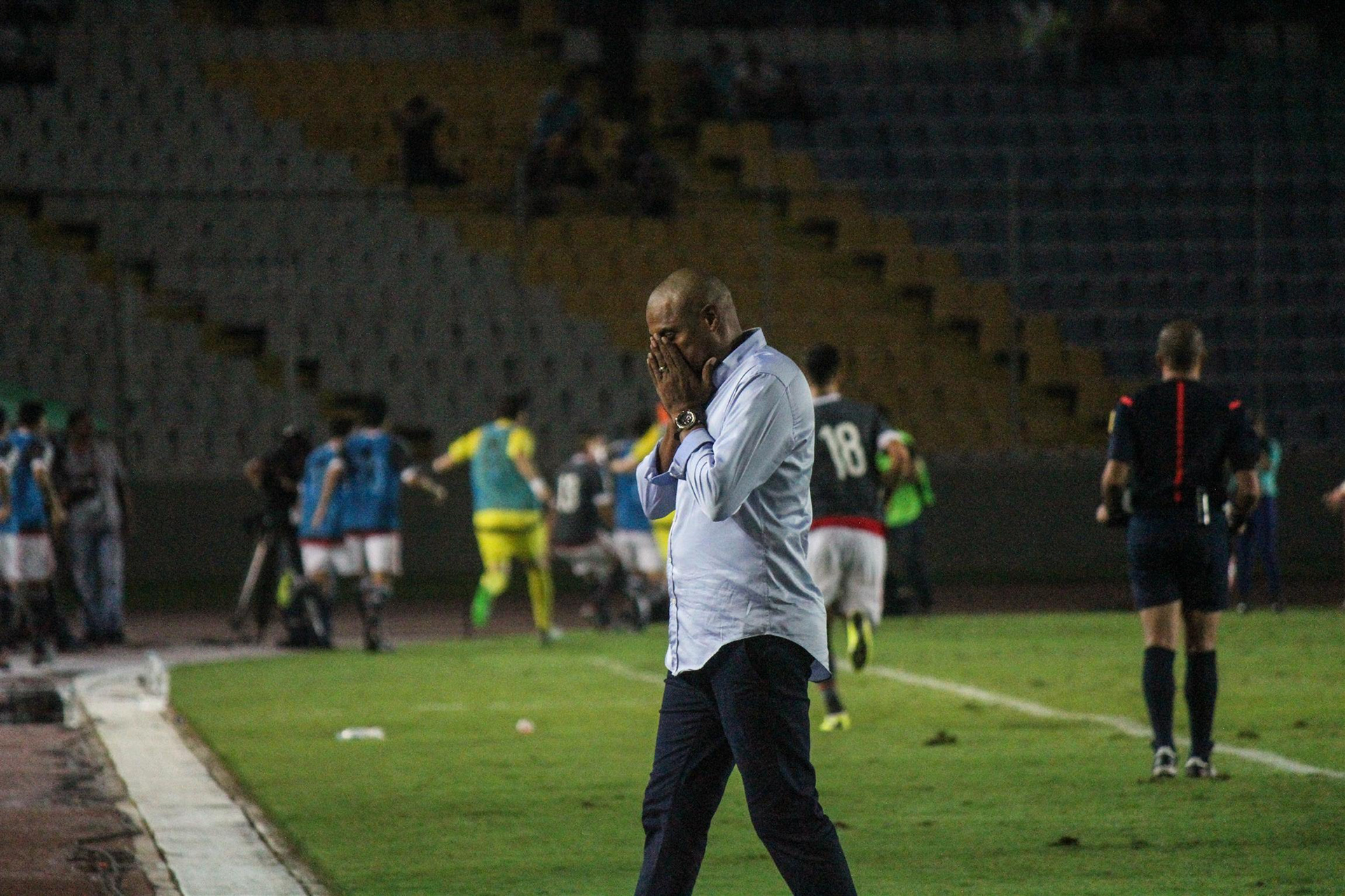 El DT de Venezuela, Noel Sanvicente, se lleva las manos a la cara tras el fallo de un defensor que provocó el gol de Paraguay. Al final les dio la victoria sobre Venezuela.