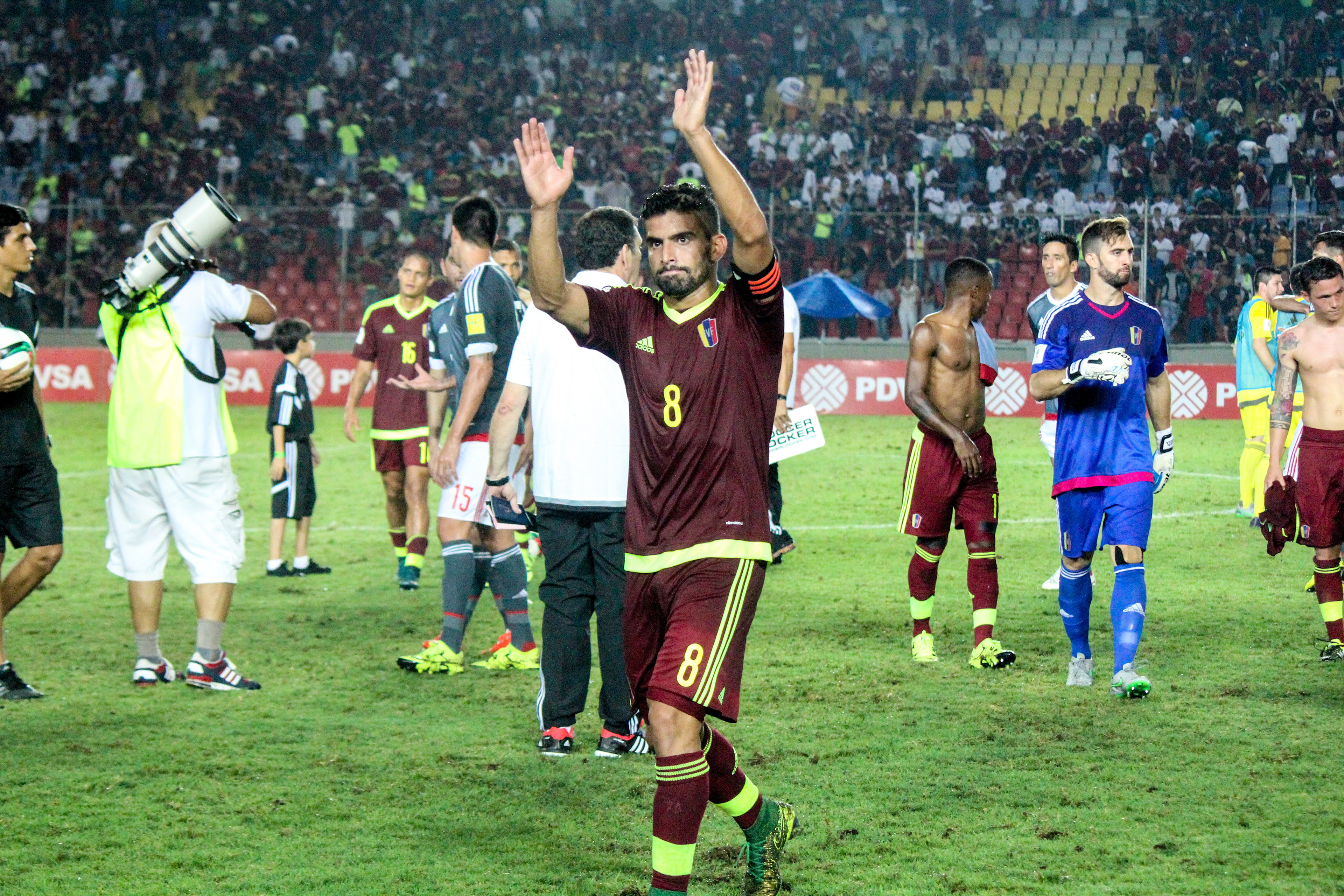 El capitán de Venezuela, Tomás Rincón, saluda al público presente.
