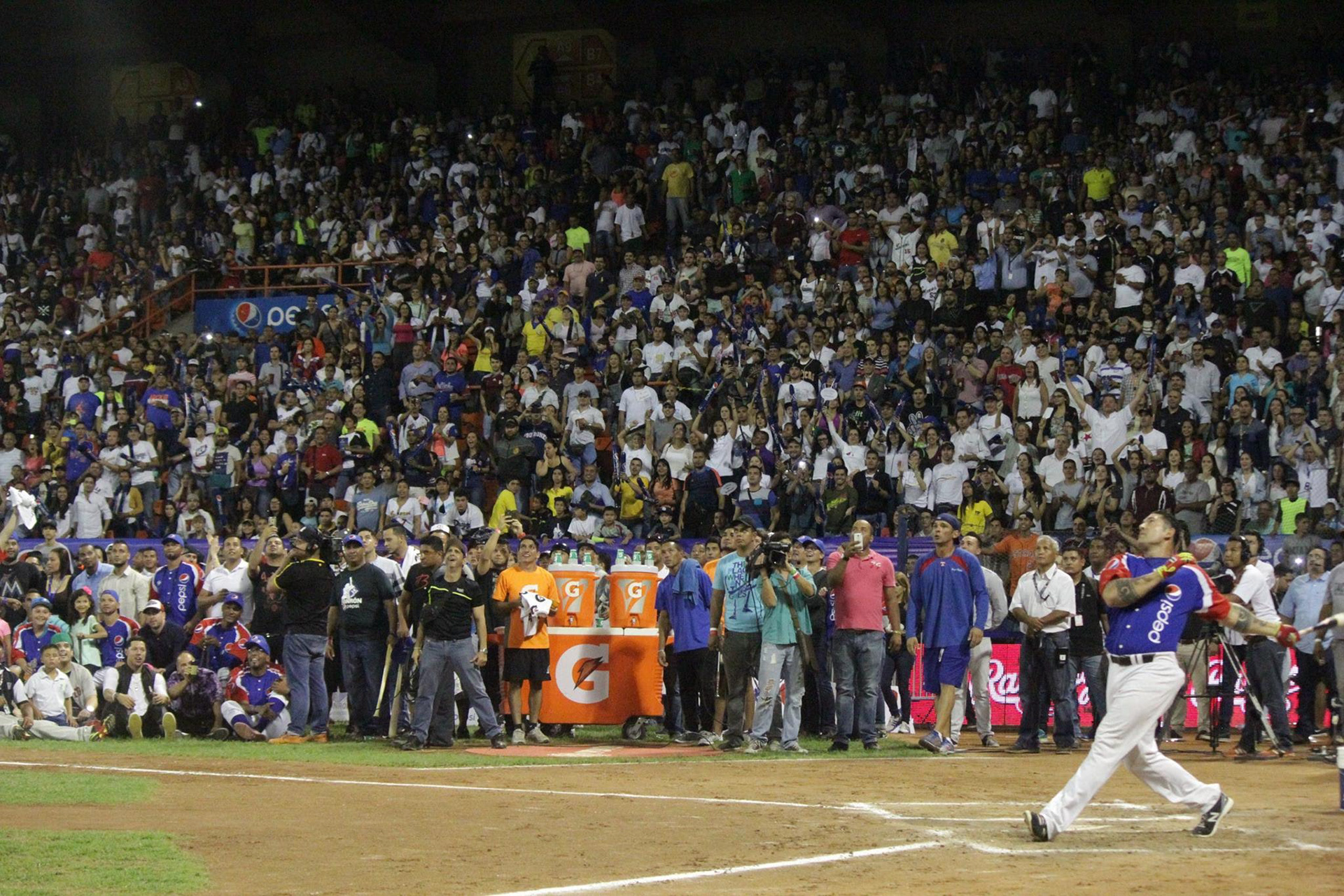 Alex Cabrera batea en el derby de Jonrones de Pepsi2016