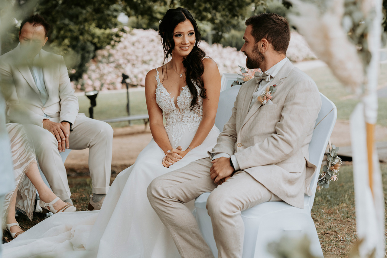 glückliches Hochzeitspaar guckt sich bei Trauung in die Augen