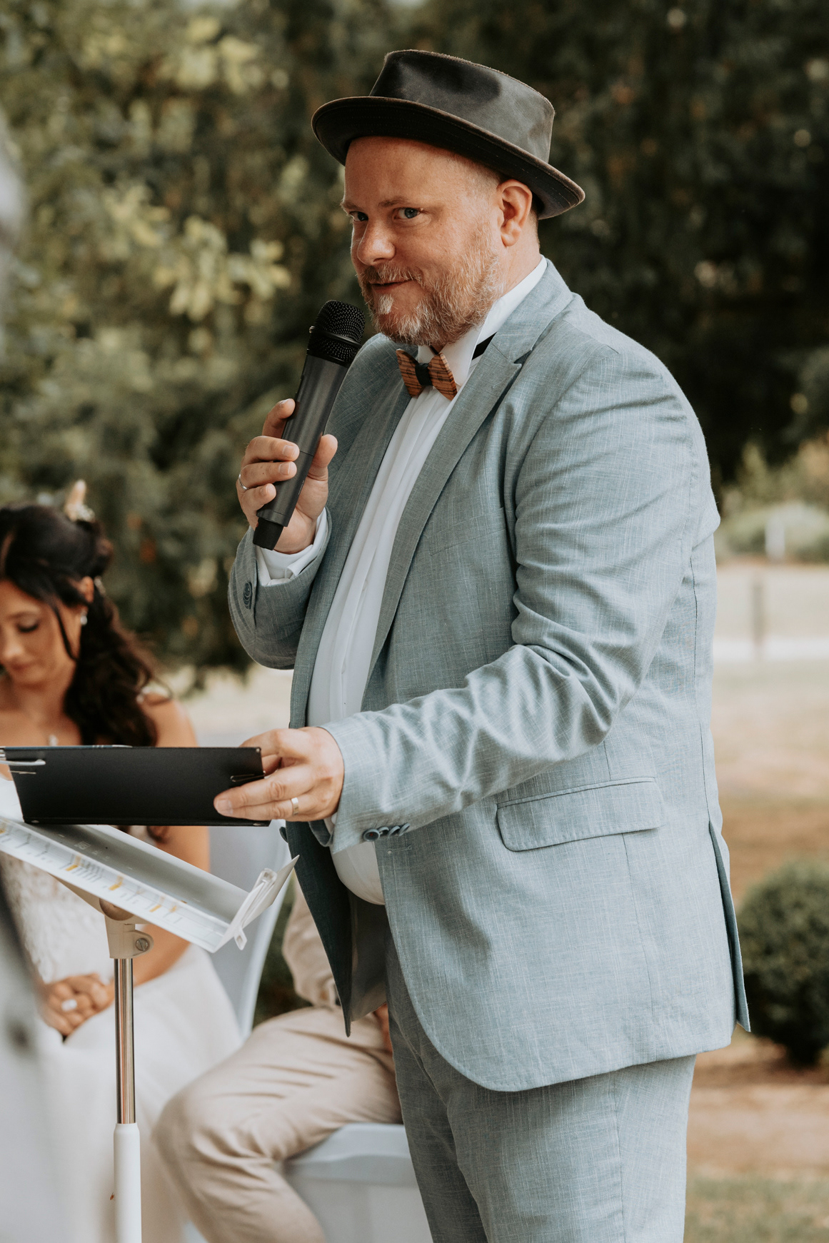 freier Trauredner mit Hut