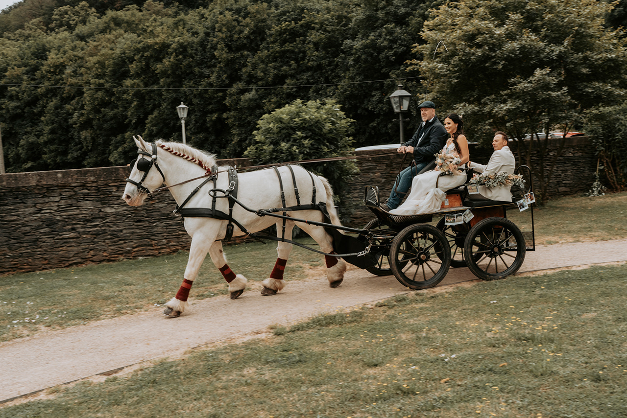 Pferdekutsche mit Braut