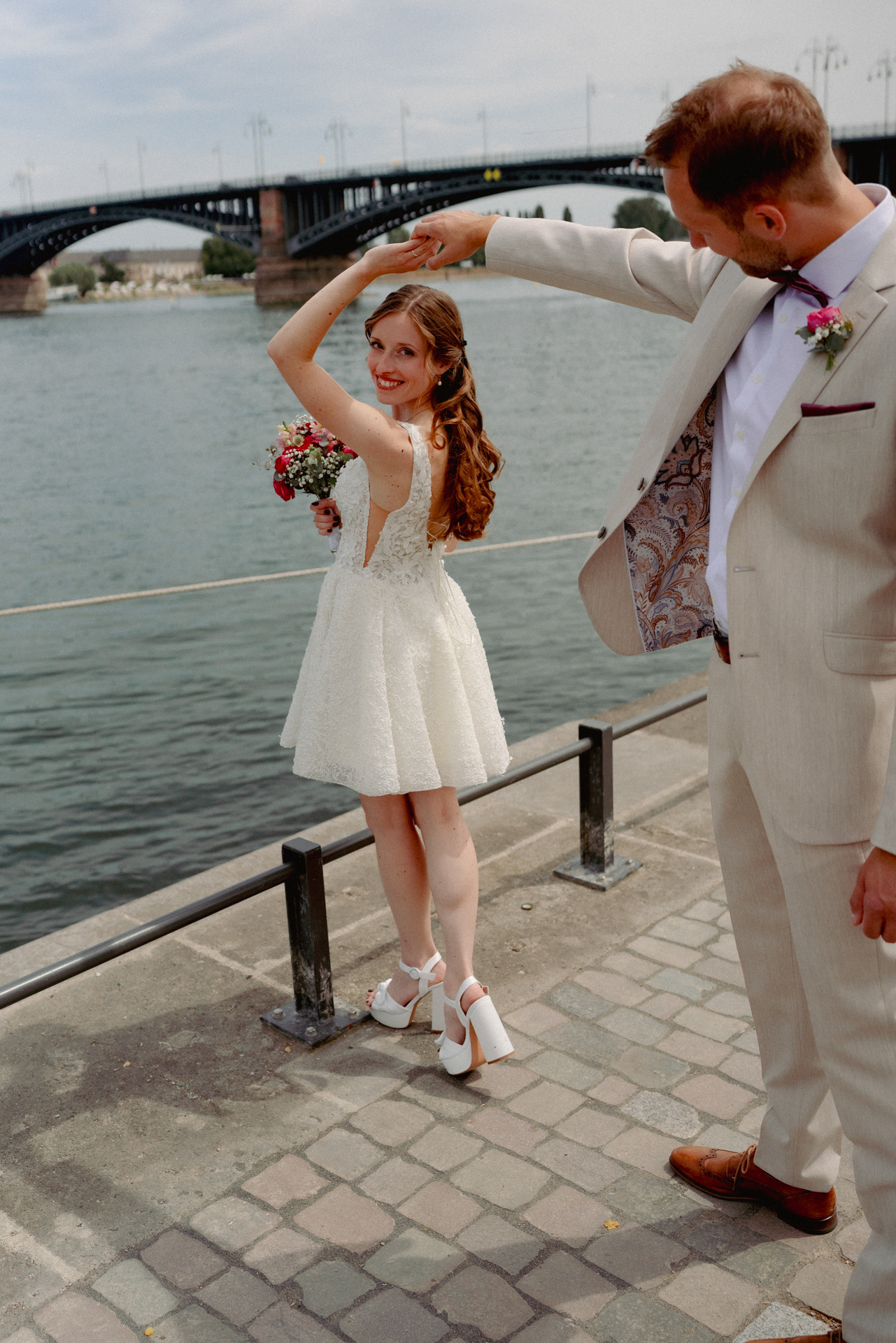 Braut mit direktem Blick in die Kamera am Rhein