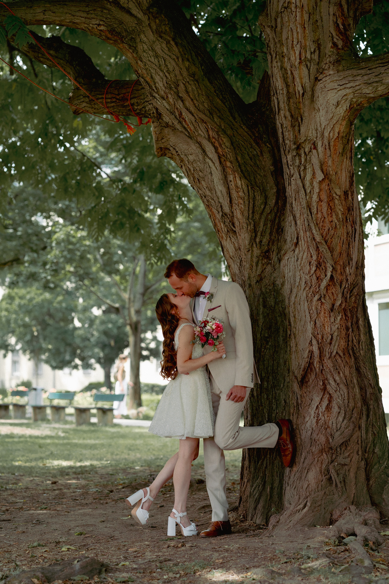 Hochzeitspaar vor einem Baum
