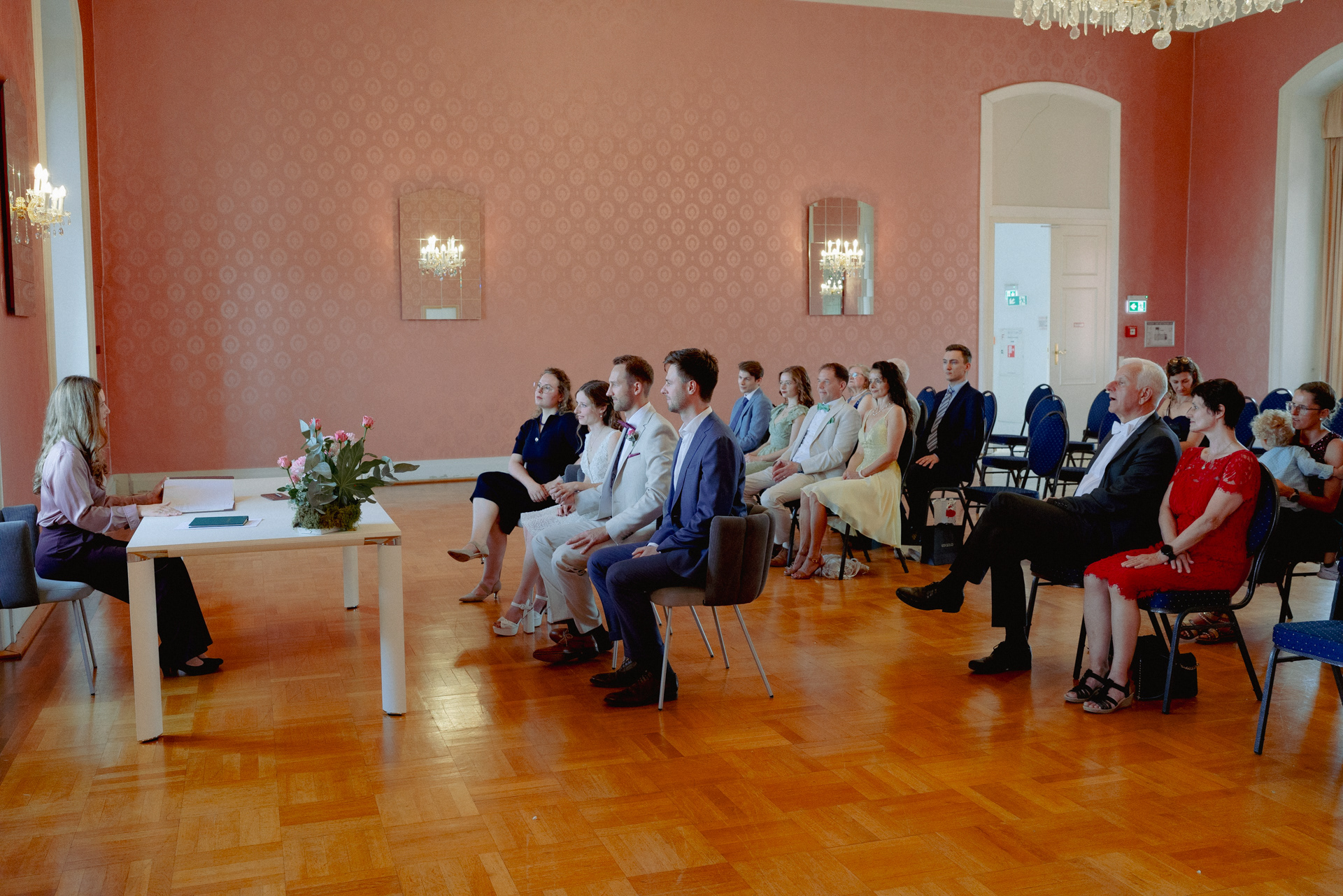 Hochzeitsgesellschaft bei der Trauung