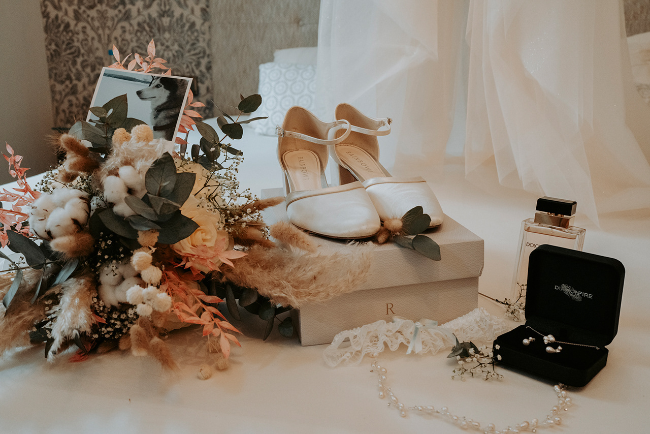 Braut Accessoires auf dem Bett