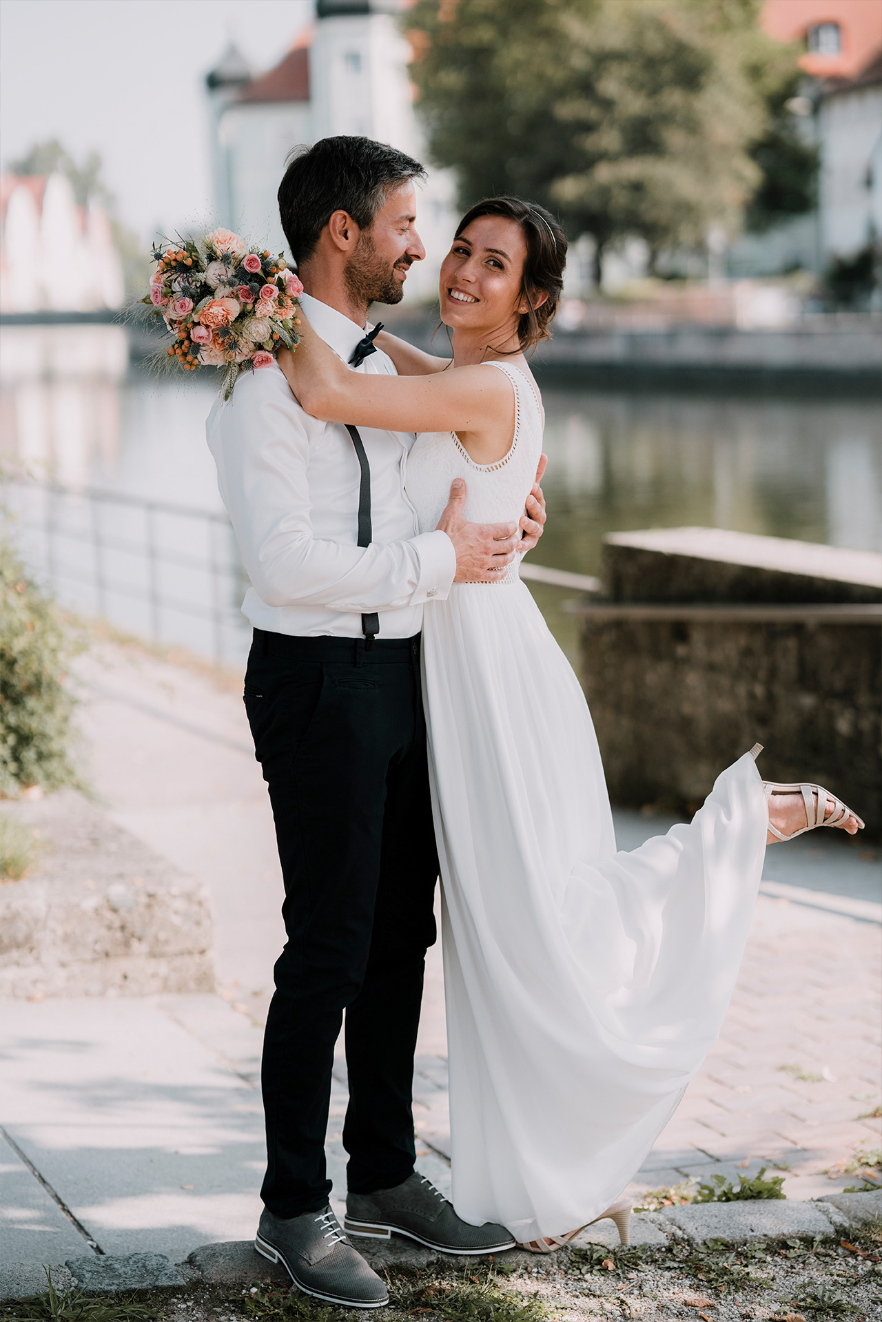 glückliches Hochzeitspaar auf der Mühleninsel in Landshut