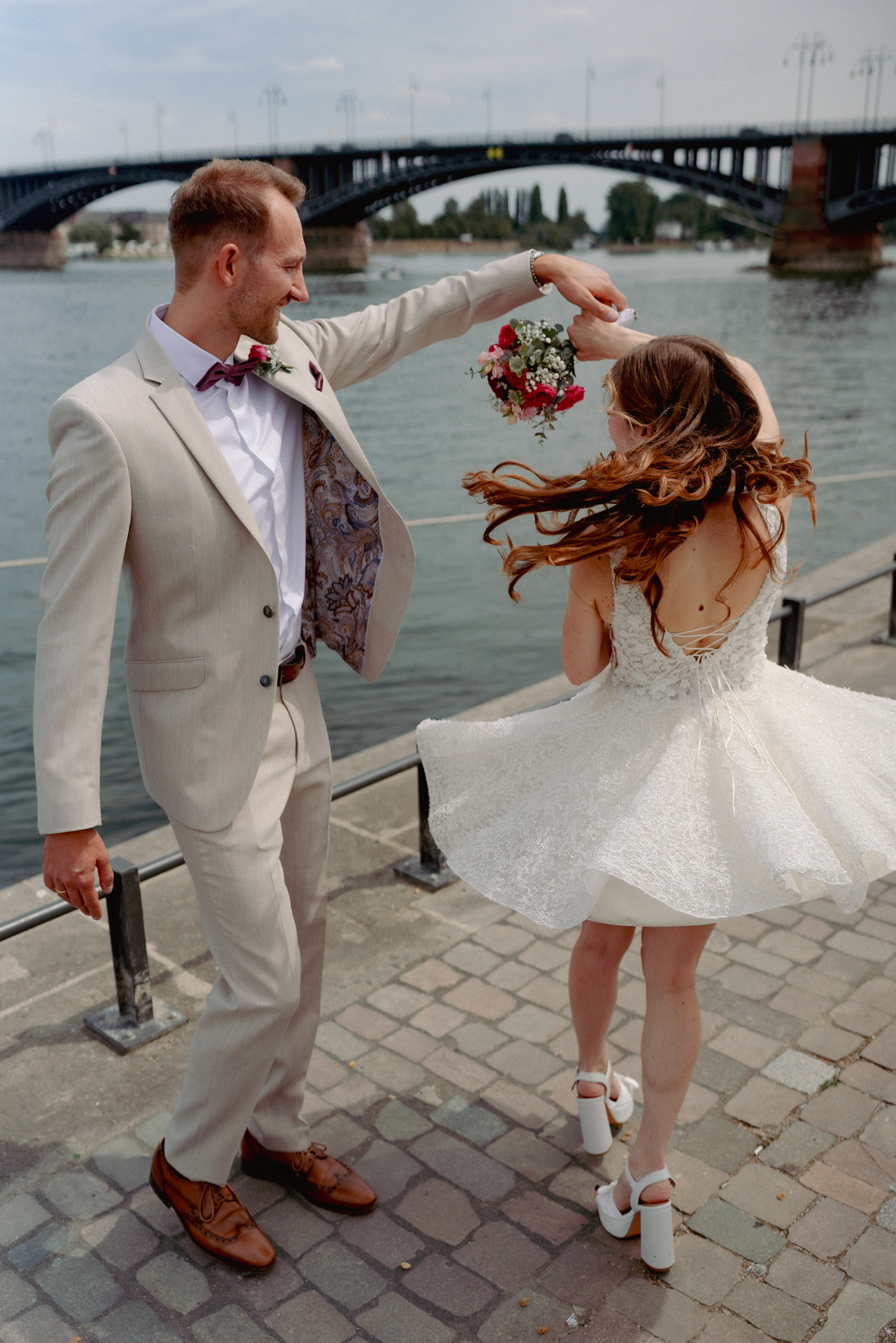 Hochzeitspaar tanzend am Rhein