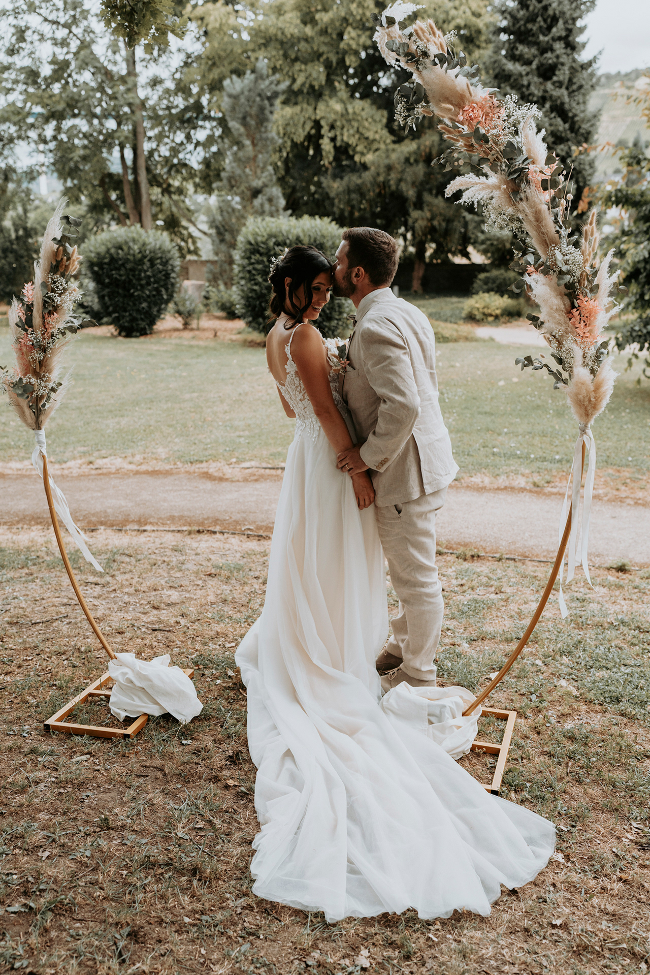 Bräutigam küsst seine Braut auf die Stirn