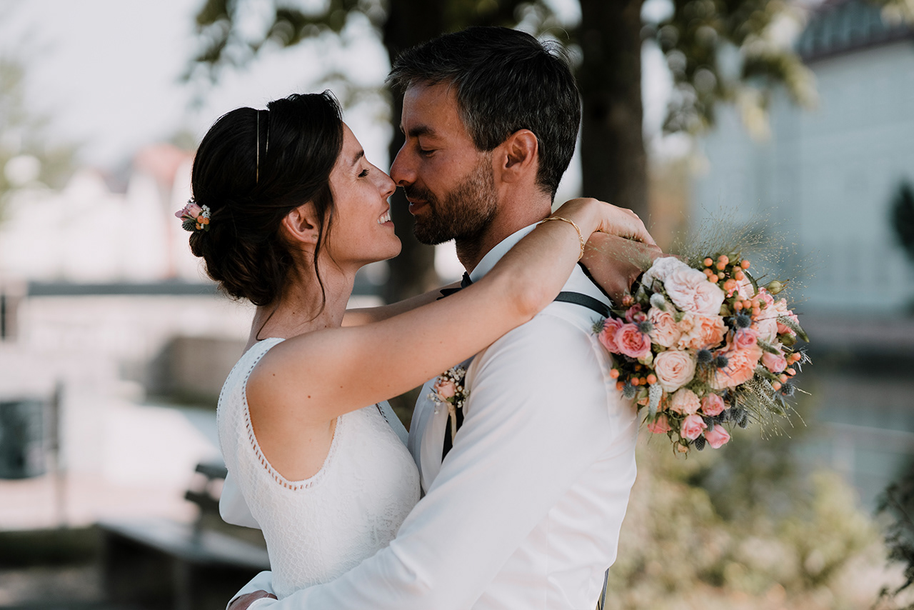 verliebtes Hochzeitspaar auf der Mühleninsel