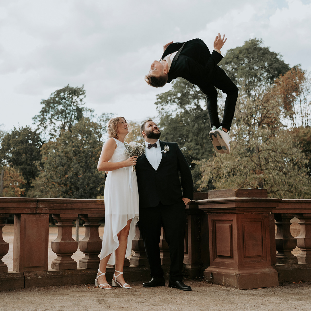 Rückwärtssalto Hochzeitspaar