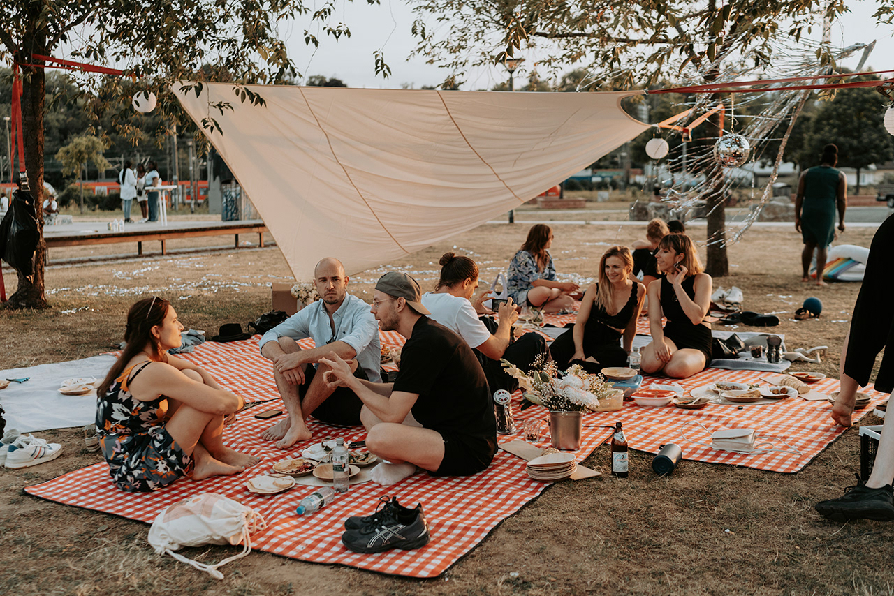 Hochzeitsgesellschaft im Freien