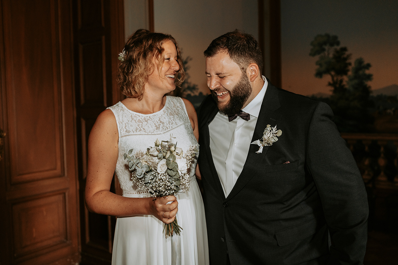 glückliches Hochzeitspaar im Standesamt im Schloss Philippsruhe in Hanau