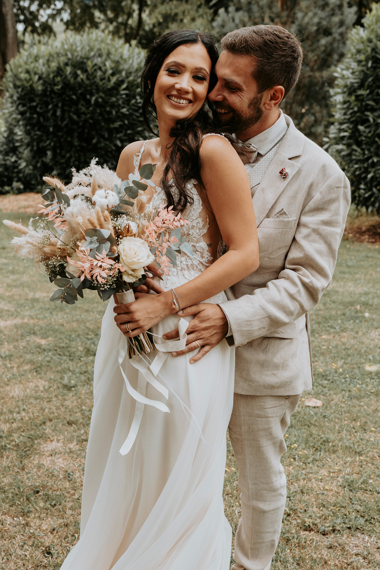 glückliches Hochzeitspaar beim Shooting im Freien